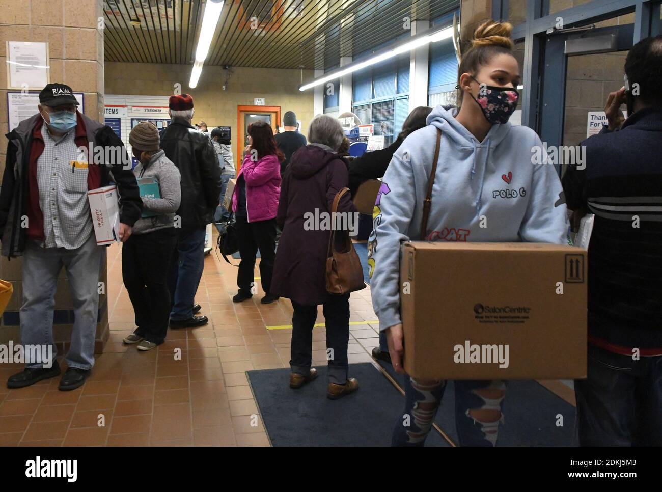 Mailing christmas packages hires stock photography and images Alamy
