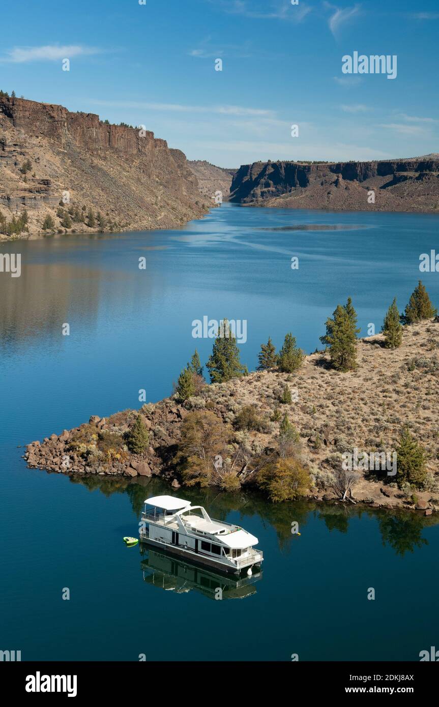 Houseboat on Lake Billy Chinook in Central Oregon Stock Photo Alamy