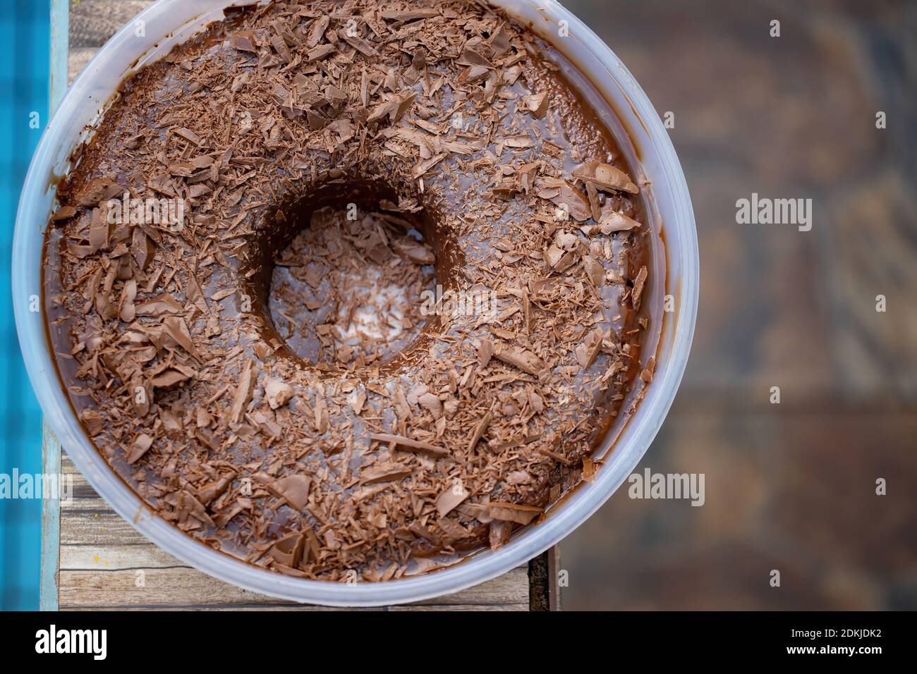 Round chocolate cake with icing Stock Photo - Alamy