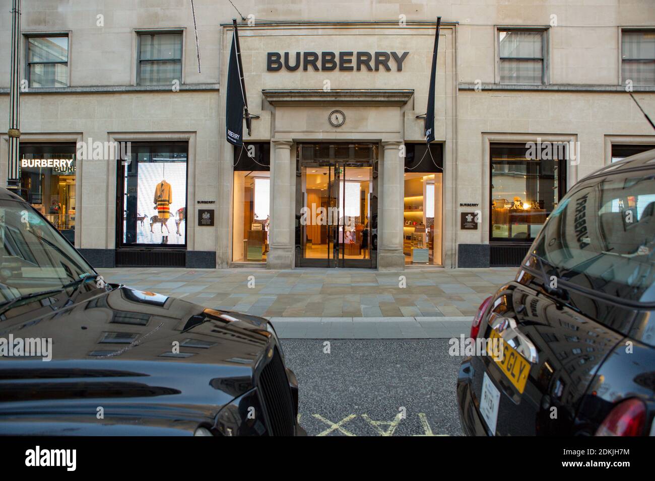 London, UK. 15th Dec, 2020. London Taxis aka Cabs seen outside the Burberry Store in New Bon Street, Mayfair. Credit: Pietro Recchia/SOPA Images/ZUMA Wire/Alamy Live News Stock Photo - Alamy