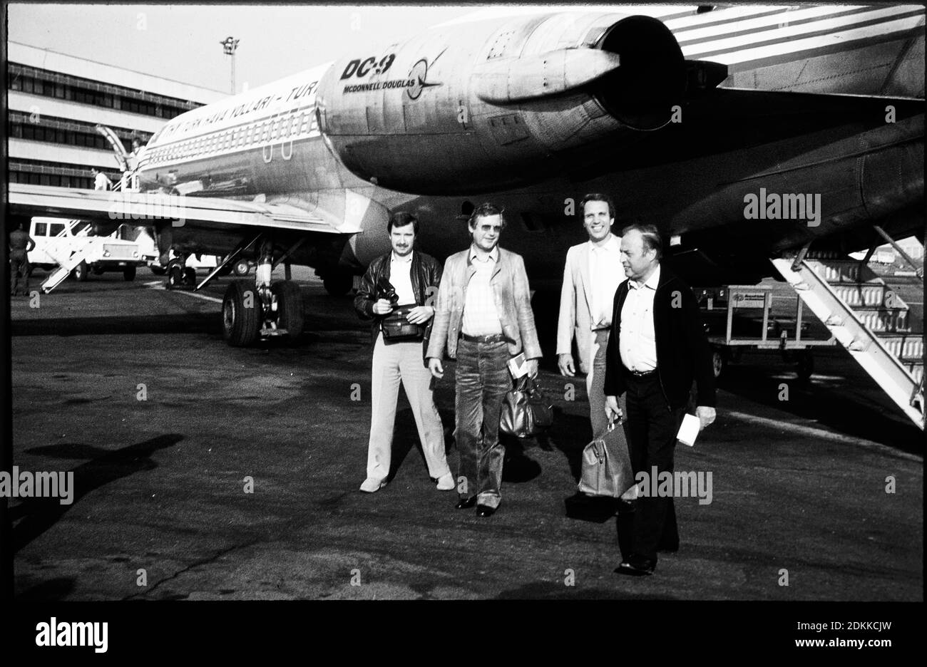 Historical Photo:  Group of business people at a McDonnell Douglas DC-9 Tuerk Hava Yollari Turkish Airline THY passenger jet around 1973 in Munich, Riem Airport on the way to Turkey. Reproduction in Marktoberdorf, Germany, October 26, 2020.  © Peter Schatz / Alamy Stock Photos Stock Photo