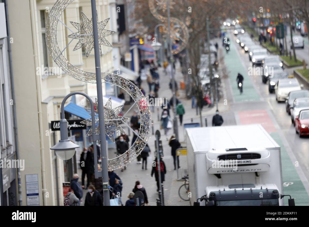 Berlin, Germany. 15th Dec, 2020. Rush to shopping centers before the lockdown in Schlossstrasse in Berlin-Steglitz. Berliners use the last day to shop before the lockdown (Photo by Simone Kuhlmey/Pacific Press) Credit: Pacific Press Media Production Corp./Alamy Live News Stock Photo