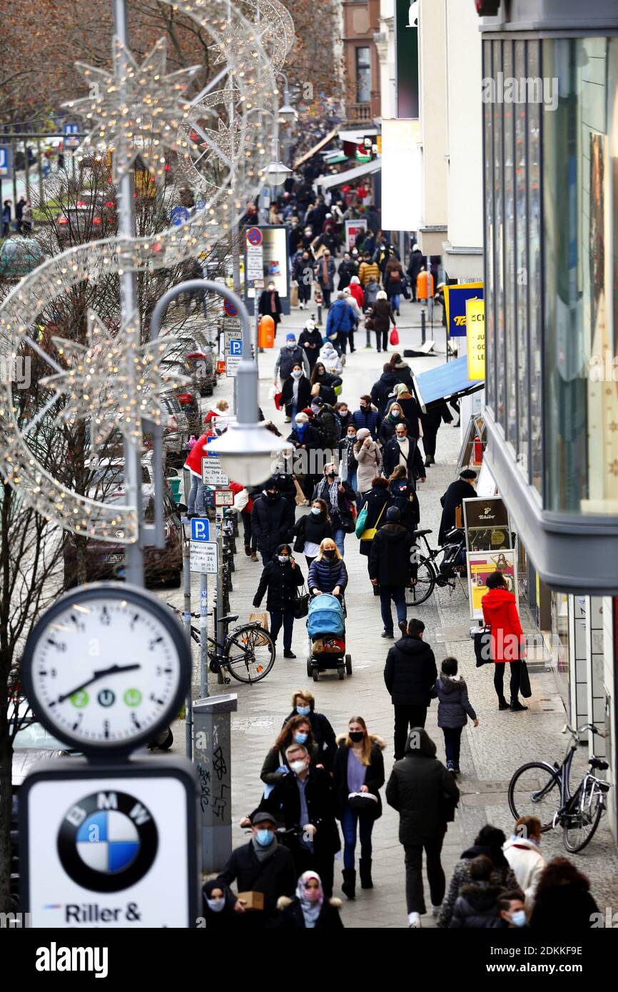 Berlin, Germany. 15th Dec, 2020. Rush to shopping centers before the lockdown in Schlossstrasse in Berlin-Steglitz. Berliners use the last day to shop before the lockdown (Photo by Simone Kuhlmey/Pacific Press) Credit: Pacific Press Media Production Corp./Alamy Live News Stock Photo