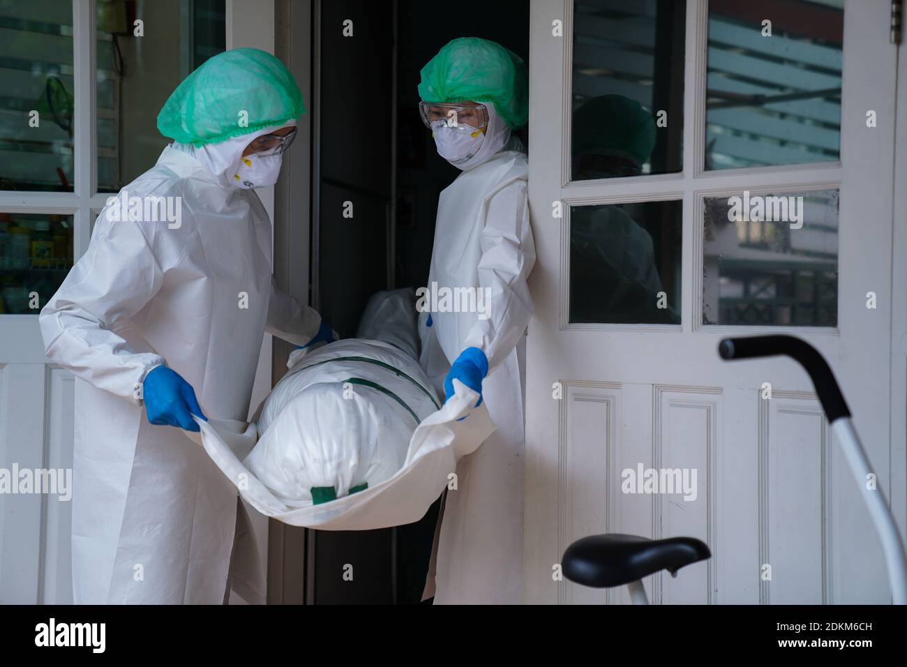 Covid-19 Dead Death Increases Every Day. Staff Wrapped Up The Dead Bodies Of Coronavirus Covid-19 Stock Photo