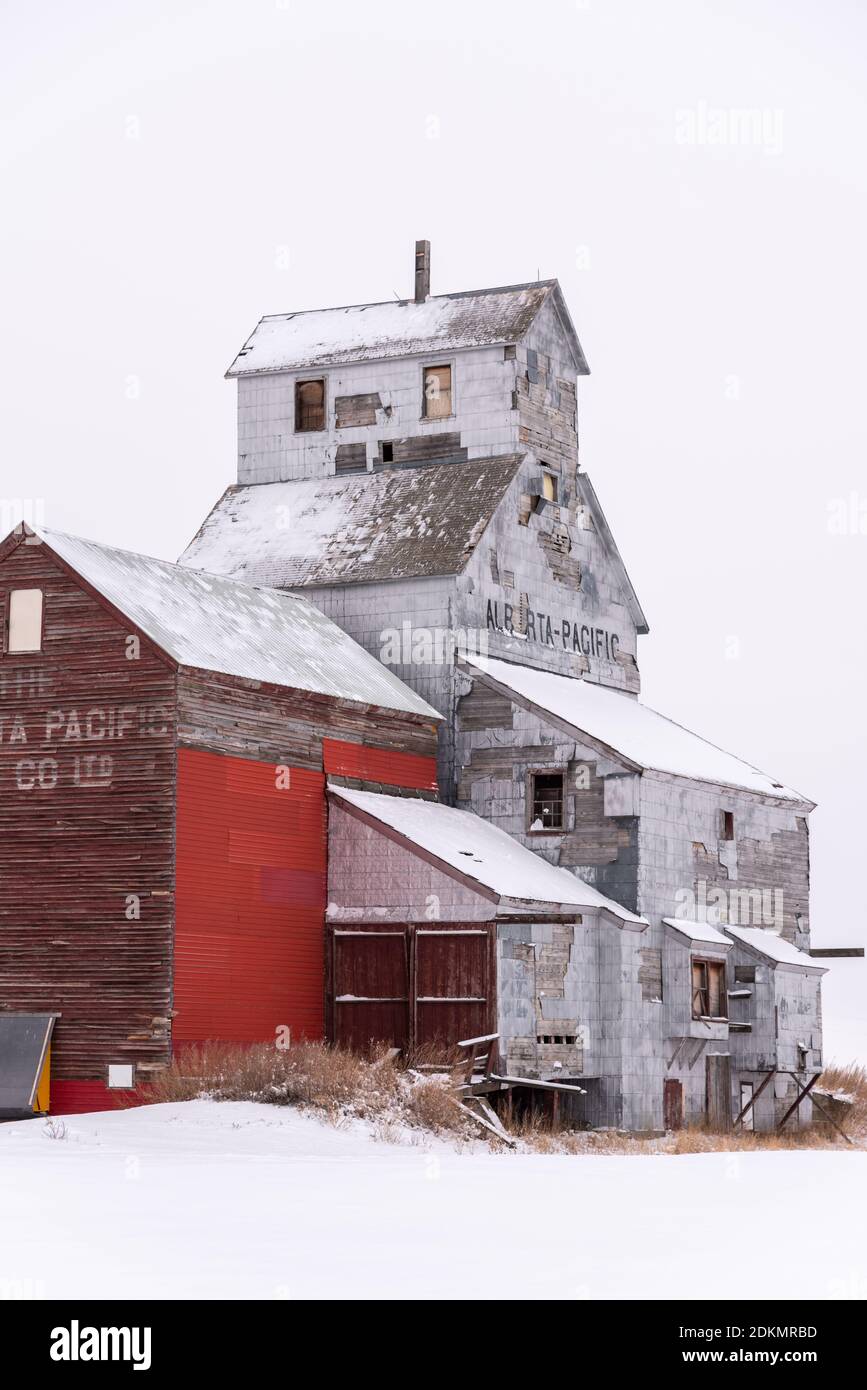 Grain elevator southern alberta hi-res stock photography and images - Alamy