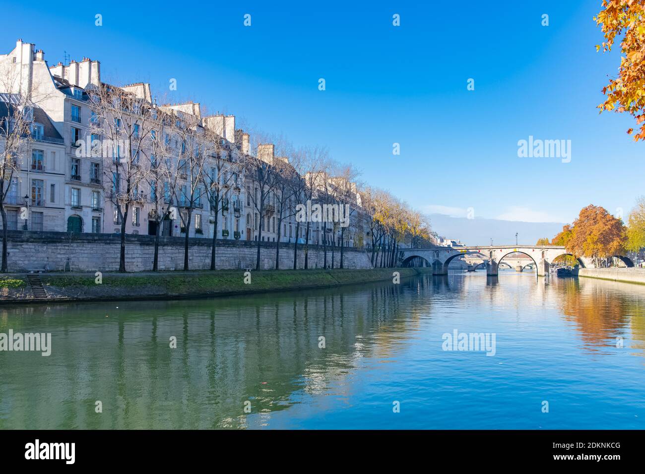 Paris, ile SaintLouis, beautiful houses quai d’Anjou, with the pont Marie Stock Photo Alamy
