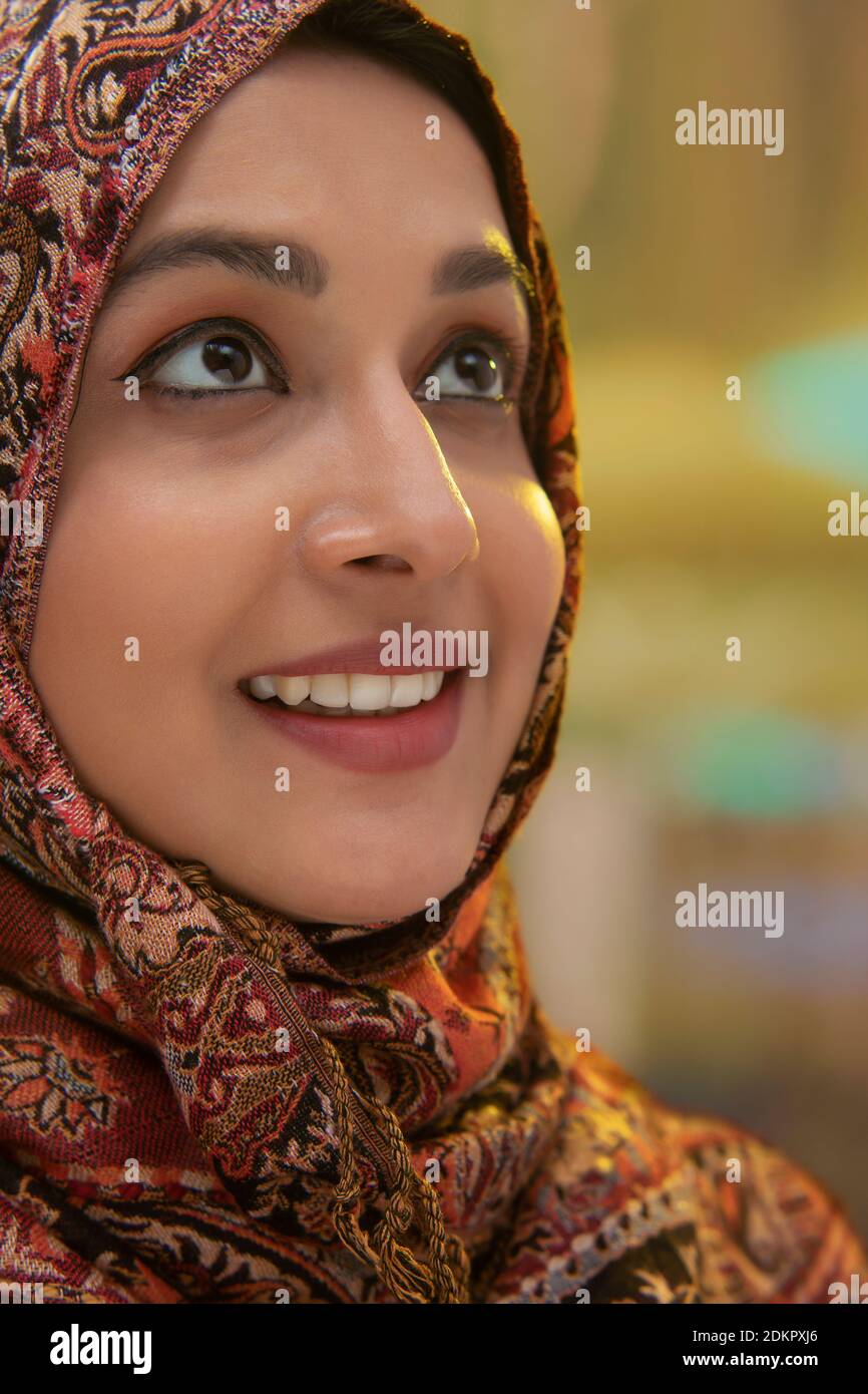 Close up head head shot smiling hires stock photography and images Alamy