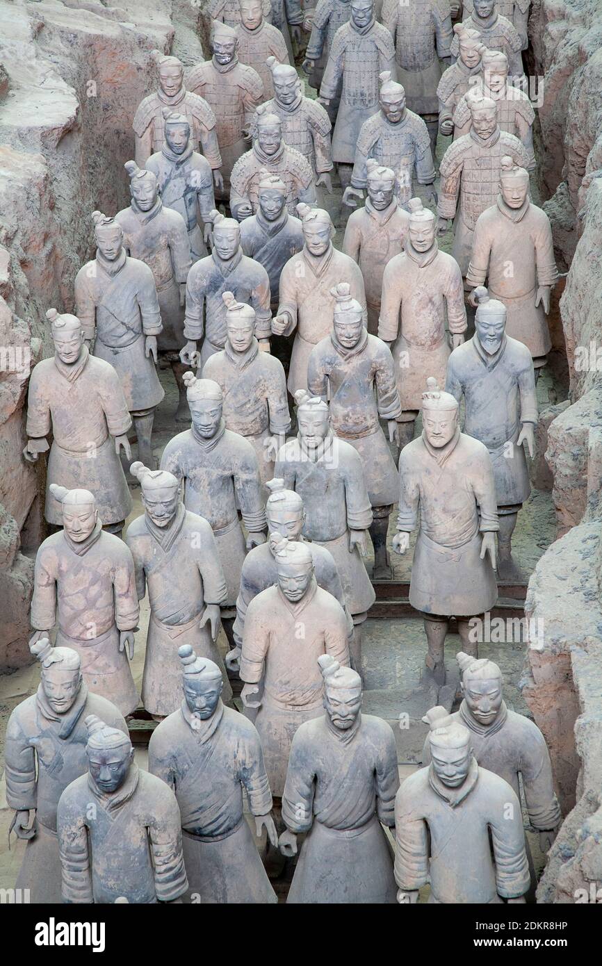Ranks of soldiers from the Terracotta Army warrior  sculptures depicting the armies of Qin Shi Huang, the first Emperor of China in Pit 1 at Xian X'ia Stock Photo