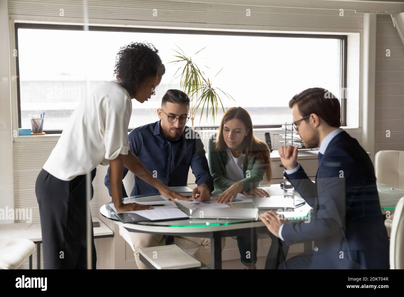 Office group team paperwork hi-res stock photography and images - Alamy