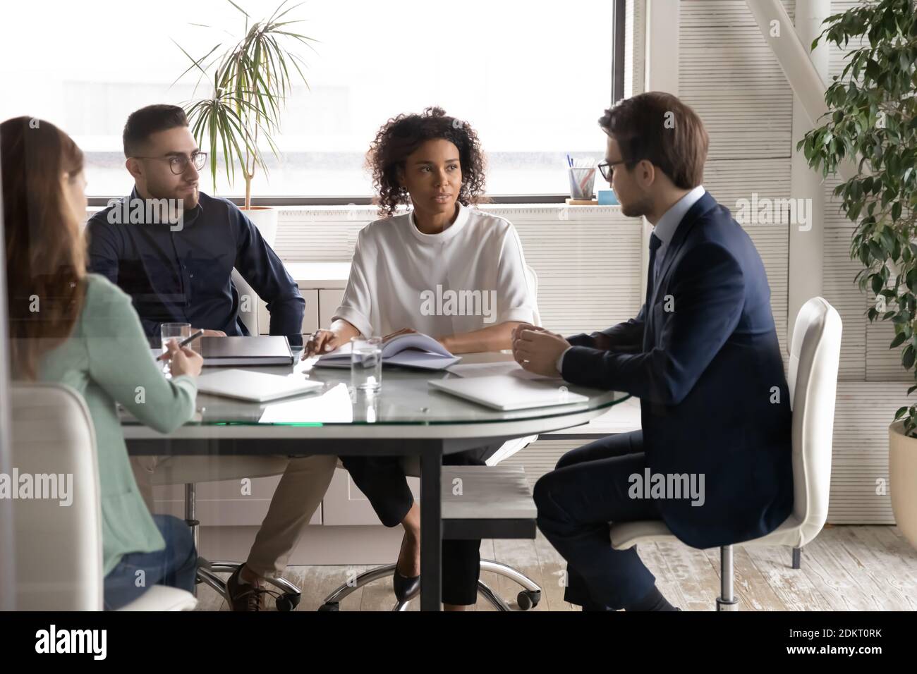 Team in boardroom meeting hi-res stock photography and images - Alamy