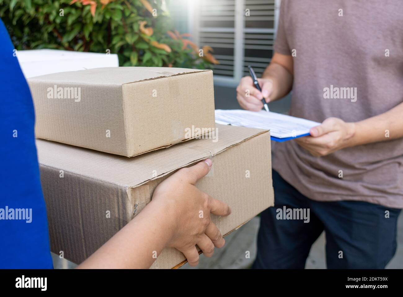 Parcel handed. коробки в руках. курьер с посылкой. Parcel delivery. груз получен.