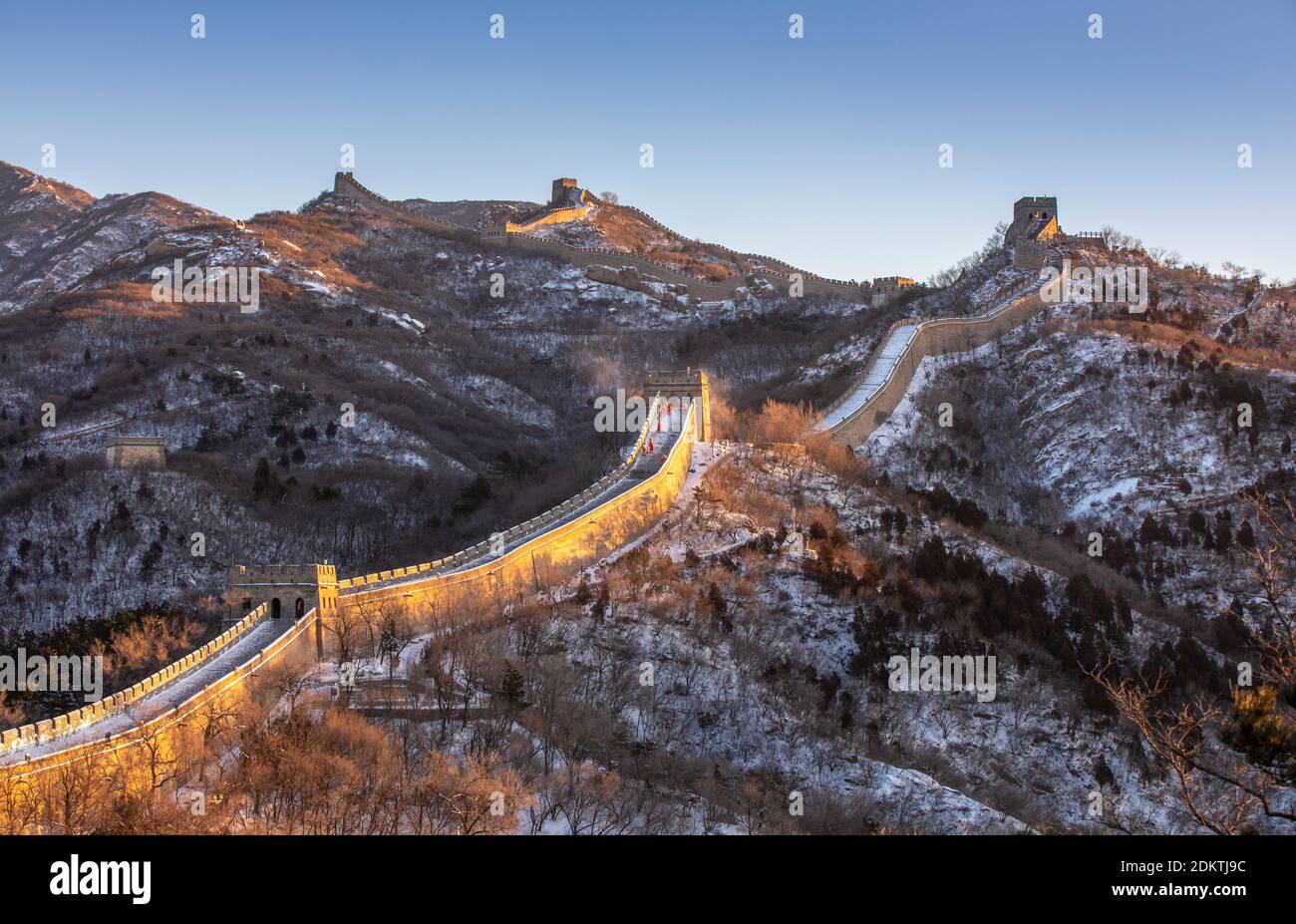 The morning sun shines on the snow-covered Badaling Great Wall, presenting the magnificent northern scenery in Yanqing distrcit, Beijing, China, 12 De Stock Photo