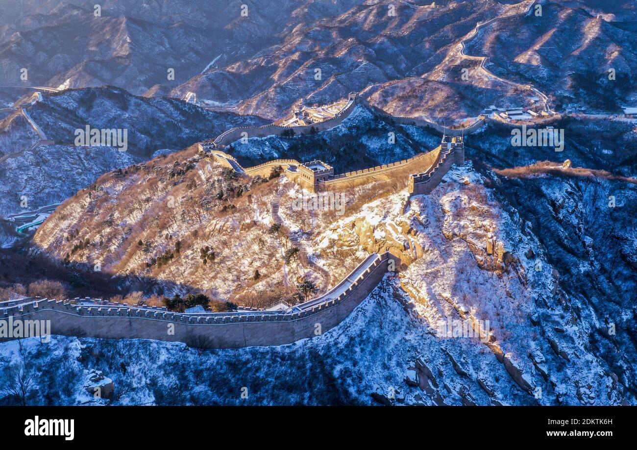 The morning sun shines on the snow-covered Badaling Great Wall, presenting the magnificent northern scenery in Yanqing distrcit, Beijing, China, 12 De Stock Photo