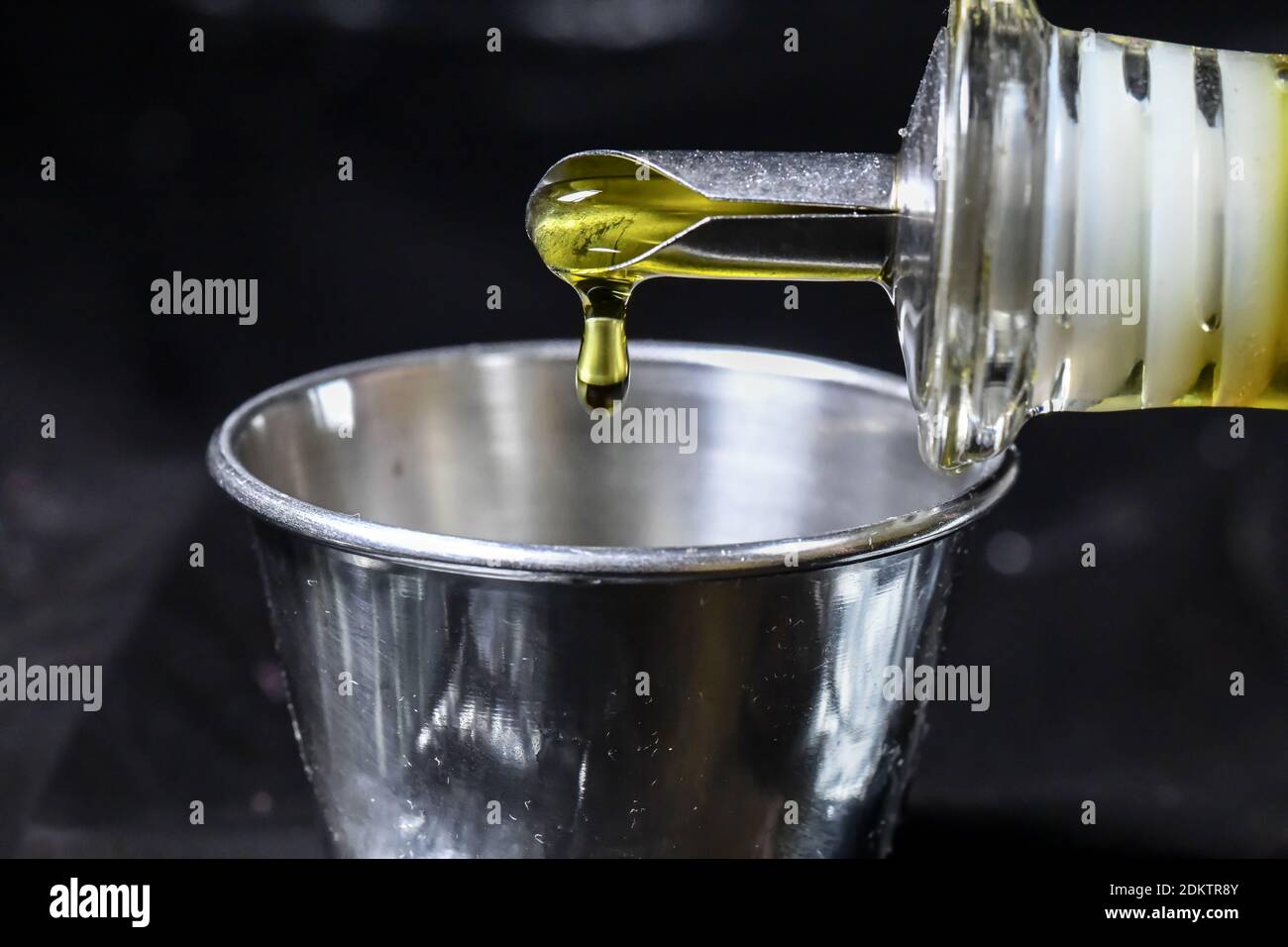 Oil drip cup hires stock photography and images Alamy