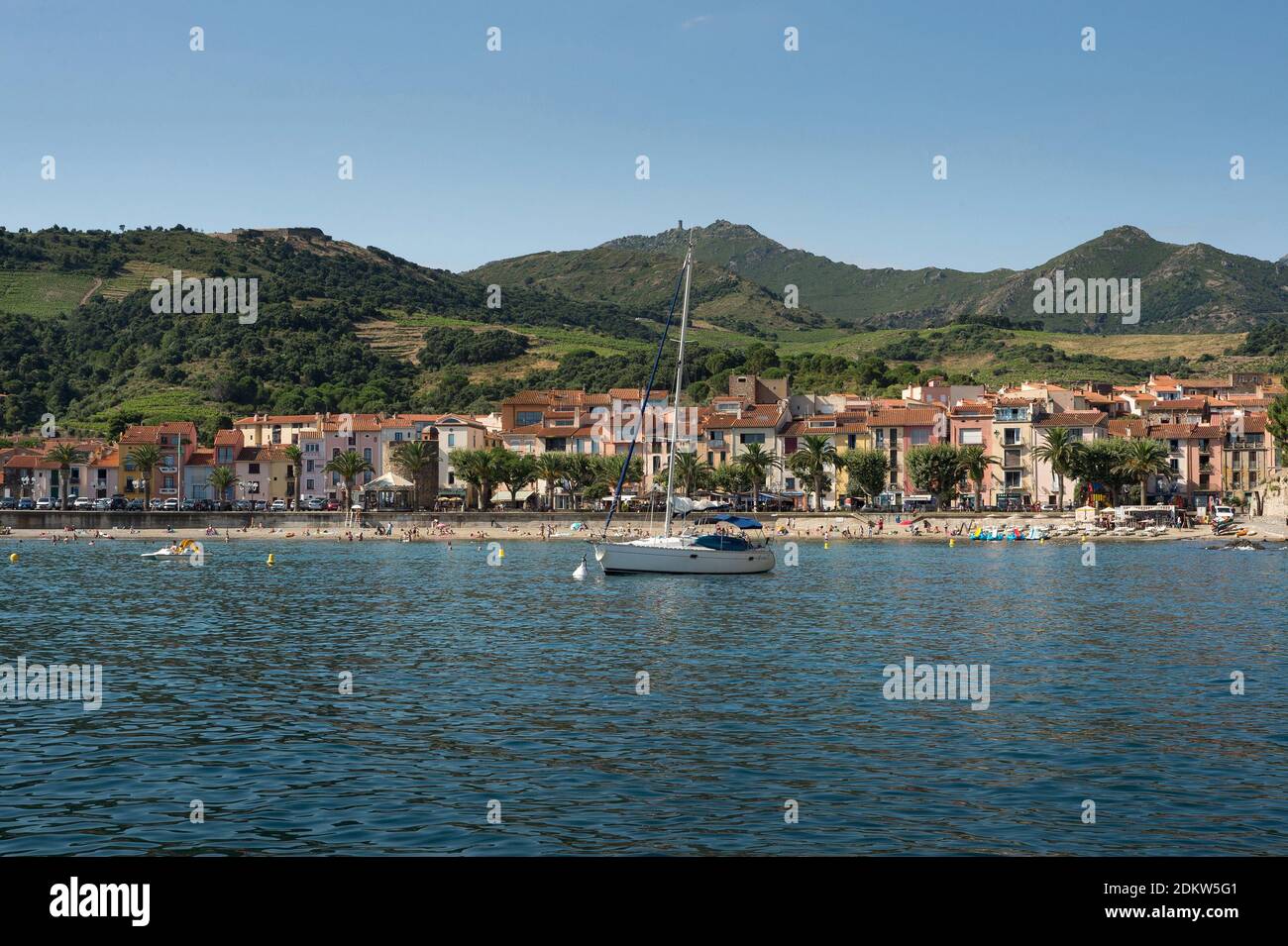 Collioure (south of France): Port d'Aval Beach and houses in the street 'rue de la Democratie' Stock Photo