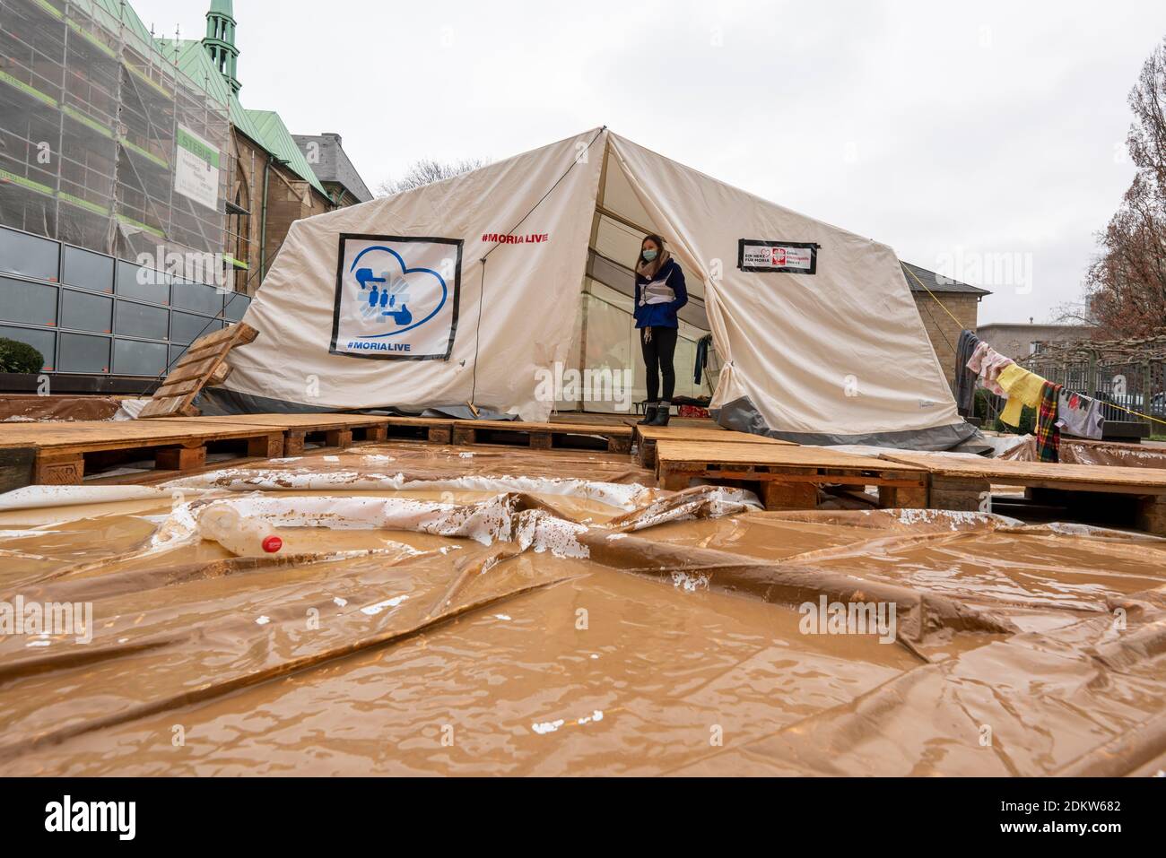 Replica of a UNHCR refugee tent in front of Essen Cathedral, standing in a puddle of mud, the initiative 'A Heart for Moria' and Caritas Refugee Aid E Stock Photo