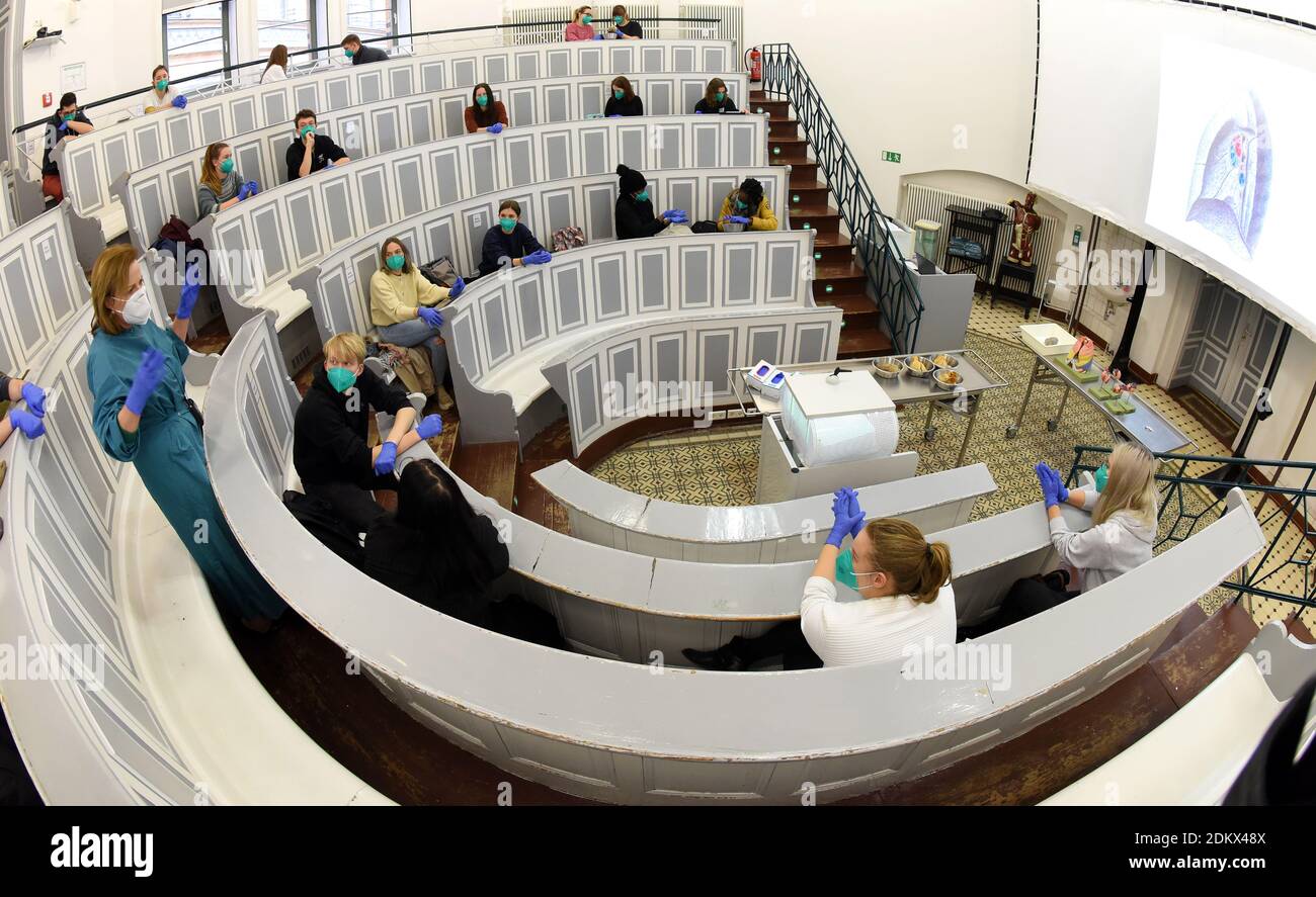 01 December 2020, SaxonyAnhalt, Halle In the lecture hall of the