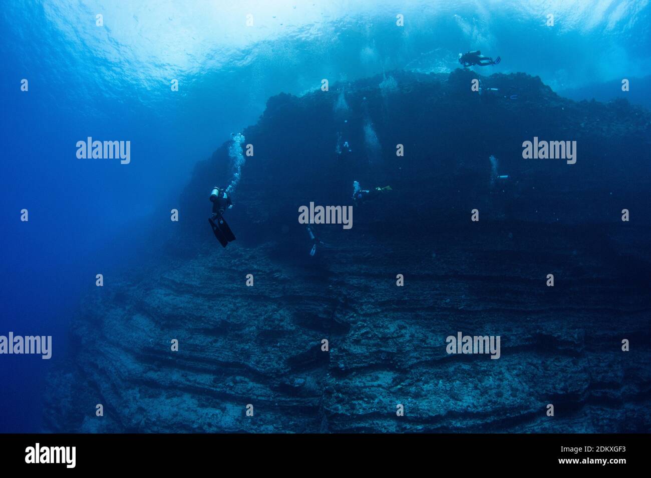 Panoramic view on divers at the back wall of Molokini crater off the ...