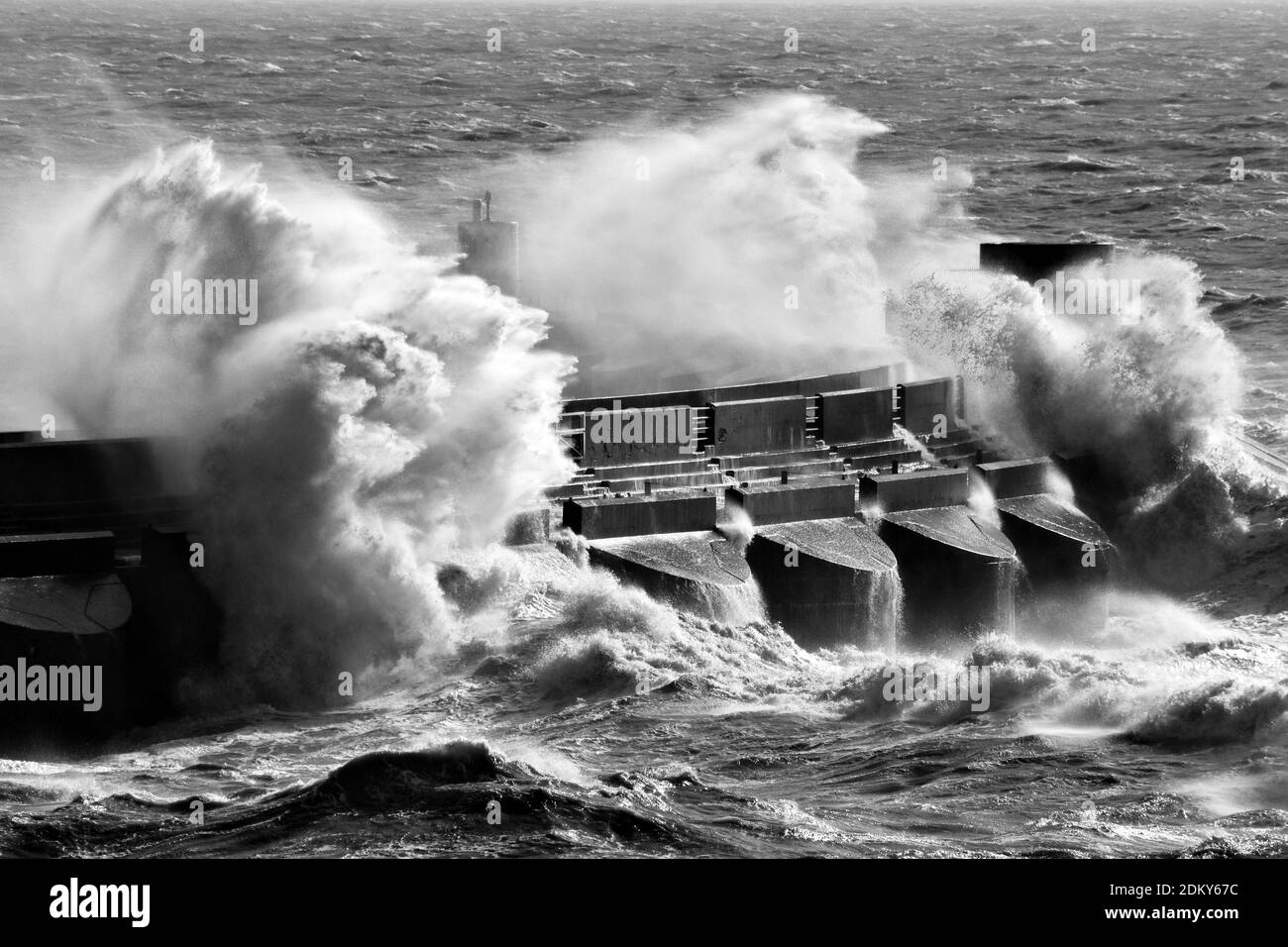 Black and white waves crashing hi-res stock photography and images - Alamy