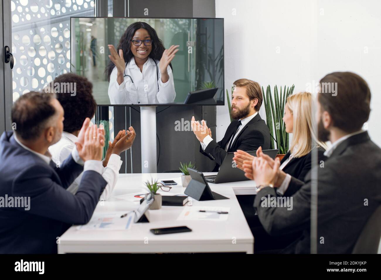 Team medical staff during video hi-res stock photography and images - Alamy