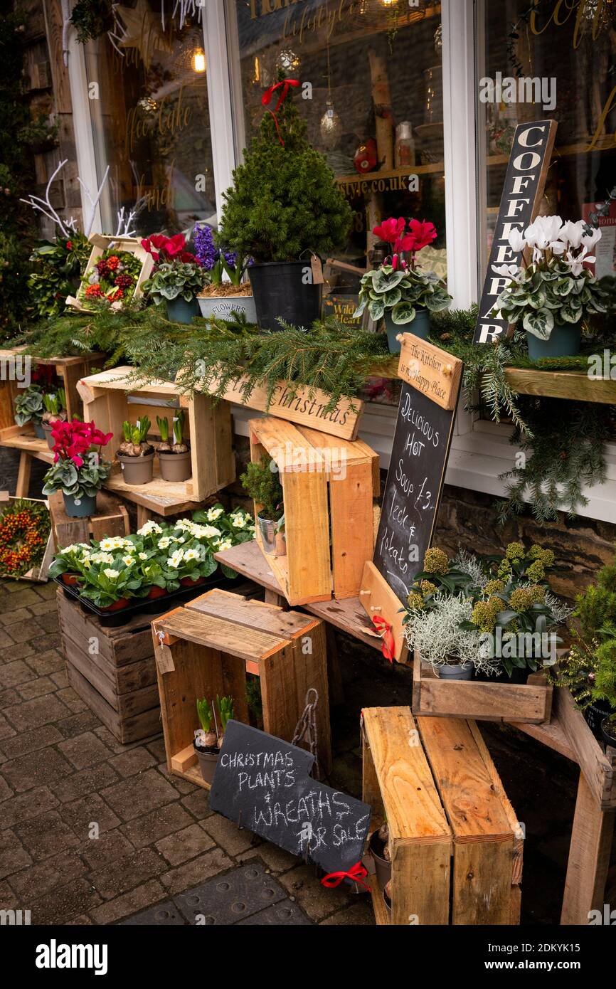 UK, England, Oxfordshire, Chipping Norton, Cattle Market, Mash home and pantry shop & cafe exterior Christmas display Stock Photo