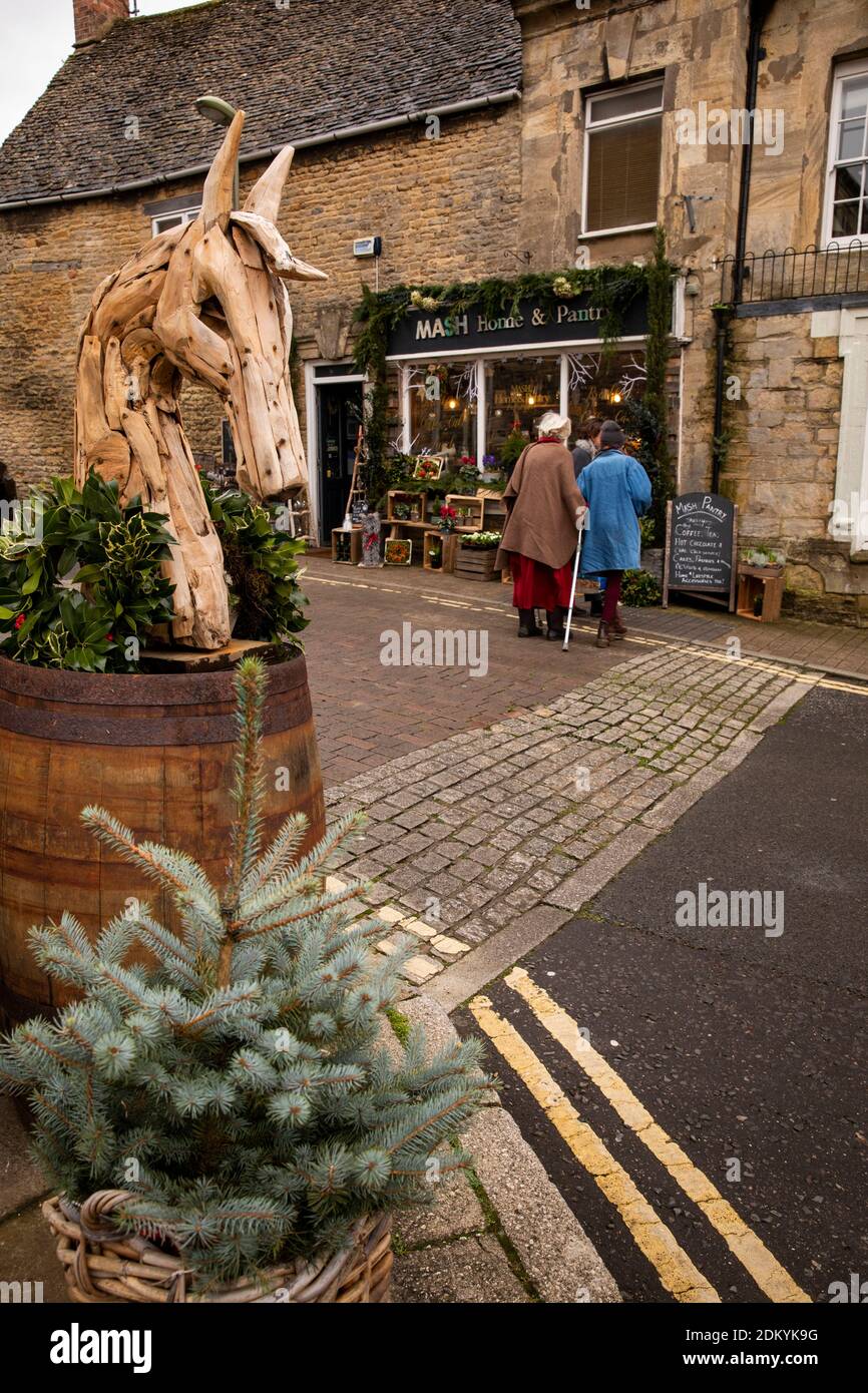 UK, England, Oxfordshire, Chipping Norton, Cattle Market, women crossing road outside Mash home and pantry at Christmas Stock Photo