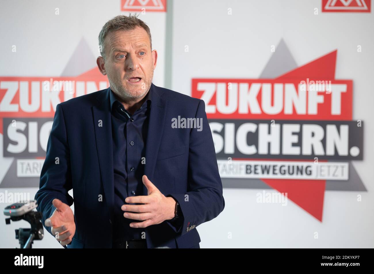 Stuttgart, Germany. 16th Dec, 2020. Roman Zitzelsberger, district leader and negotiator of IG Metall Baden-Württemberg, speaks at the beginning of the collective bargaining for the metal and electrical industry in Baden-Württemberg. Credit: Sebastian Gollnow/dpa/Alamy Live News Stock Photo