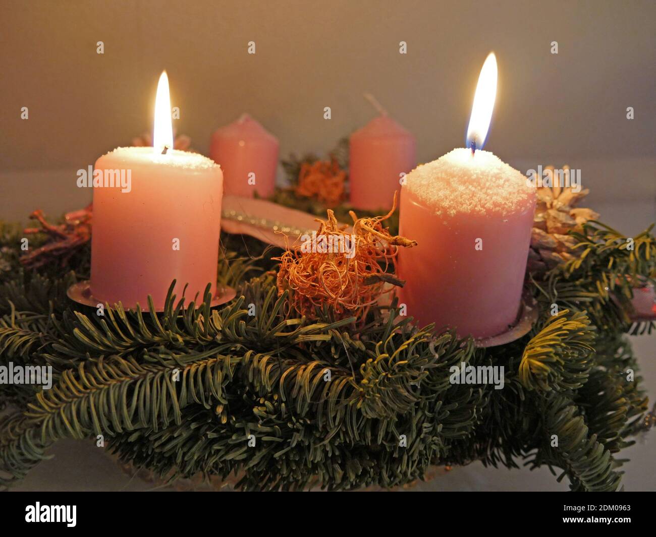 Der Zweite Advent, Adventskranz Mit Zwei Brennenden Kerzen Stock Photo -  Alamy