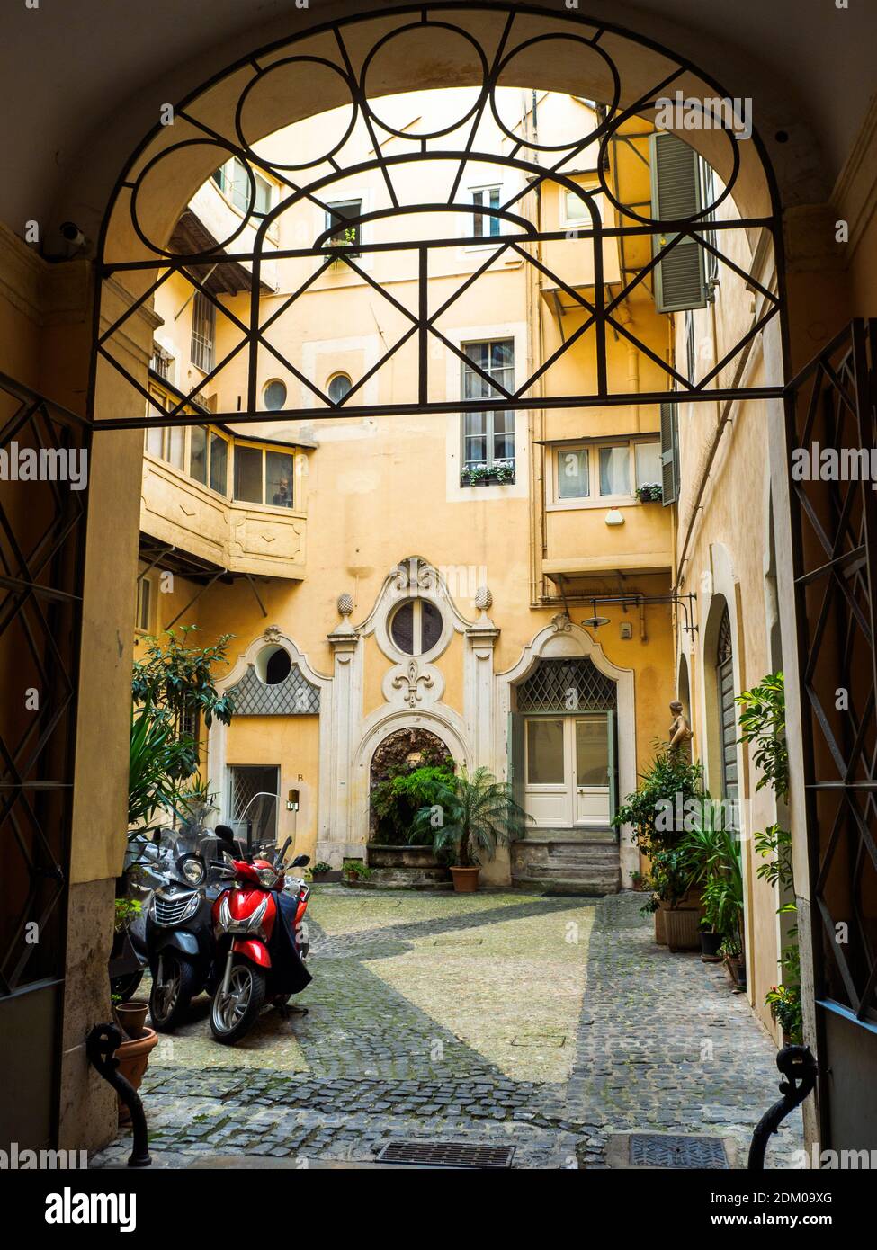 Courtyard of a historic building in rione Regola - Rome, Italy Stock Photo