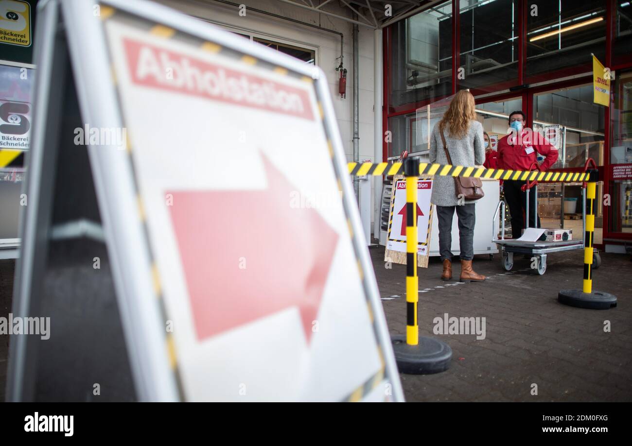 Grevenbroich Germany 16th Dec A Customer Receives Her Goods Ordered In Advance Via The Internet From An Employee At A Pick Up Station At The Toom Diy Store Since 16 12 A Hard