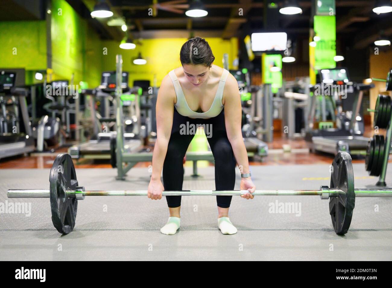 Bienvenido Tubería minusválido Athletic woman exercising deadlift in a gym. High quality photo Stock Photo  - Alamy