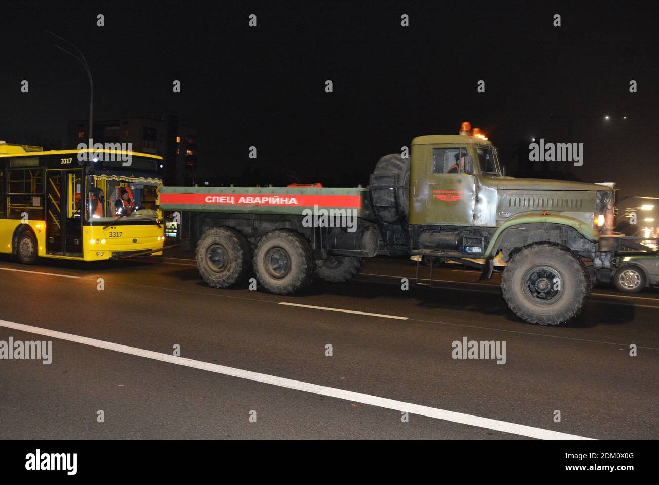 Kyiv, Ukraine. 15th Dec, 2020. A tow truck evacuates a damaged vehicle on Shuliavsky bridge in Kyiv.On the repaired Shuliavsky bridge in Kyiv, three lighting columns fell at once as a result, nine cars were damaged, and the roads were jammed in Kyiv. Credit: SOPA Images Limited/Alamy Live News Stock Photo