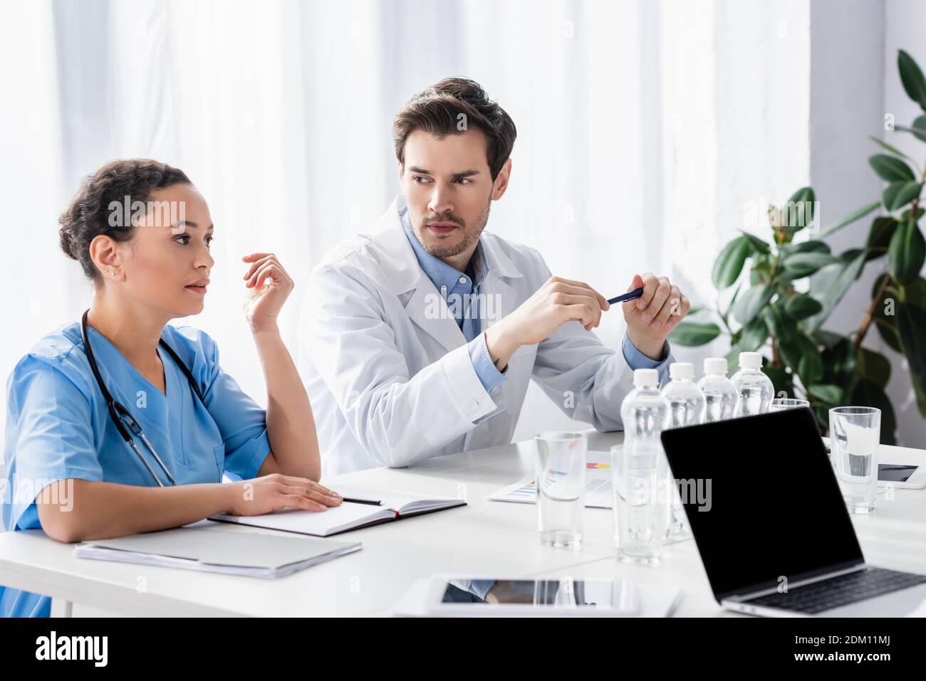 Doctor nurse looking documents hi-res stock photography and images - Alamy