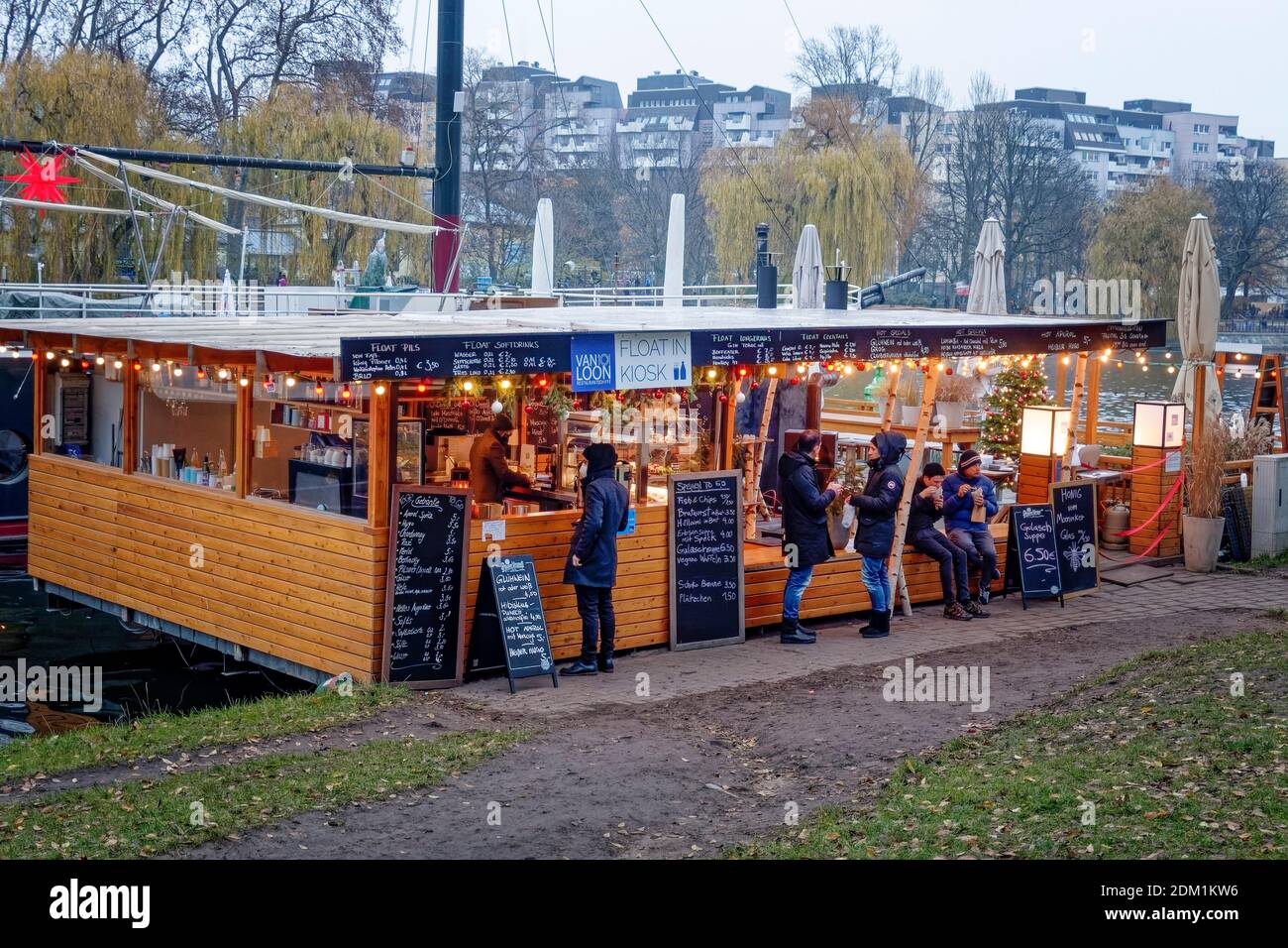 Gluehweinverkauf auf dem Restaurantschiff Van Loon am Urbahnhafen in Kreuzberg waehrend des Corona-Lockdowns am letzten Wochende vor dem harten Lockdo Stock Photo
