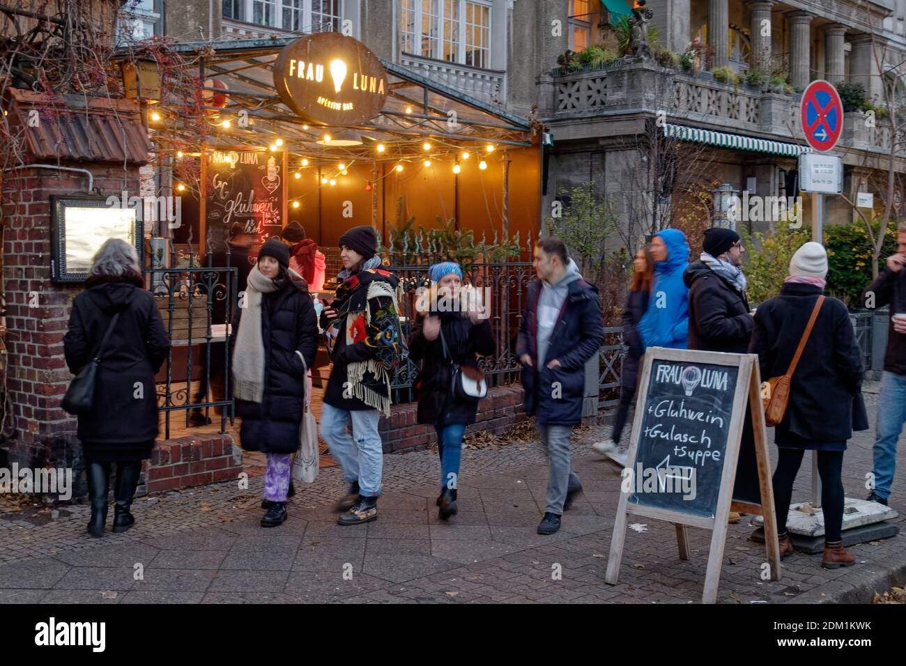 Gluehweinstand am Paul-Lincke-Ufer waehrend des Corona-Lockdowns am letzten Wochende vor dem harten Lockdown ab 16. Dezember mit Alkeholverbot in der Stock Photo