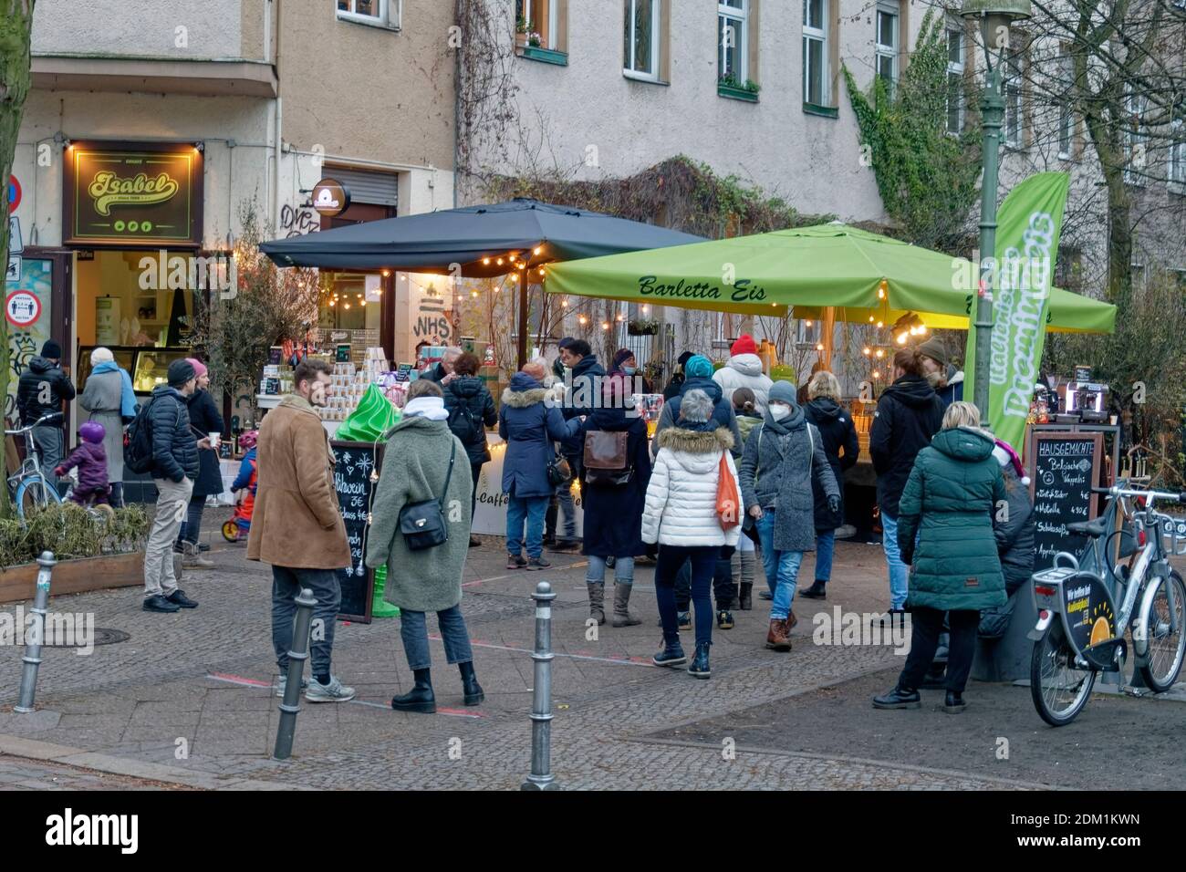 Schlange vor Gluehweinstand in der Grimmestrasse in Kreuzberg waehrend des Corona-Lockdowns am letzten Wochende vor dem harten Lockdown ab 16. Dezembe Stock Photo