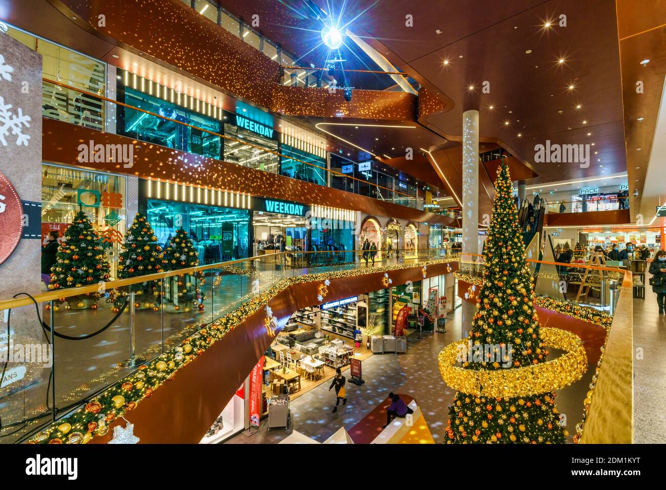 East Side Mall, Innenaufnahme, Weihnachtsbaum, Einkaufszentrum, Friedrichshain, Berlin Stock Photo