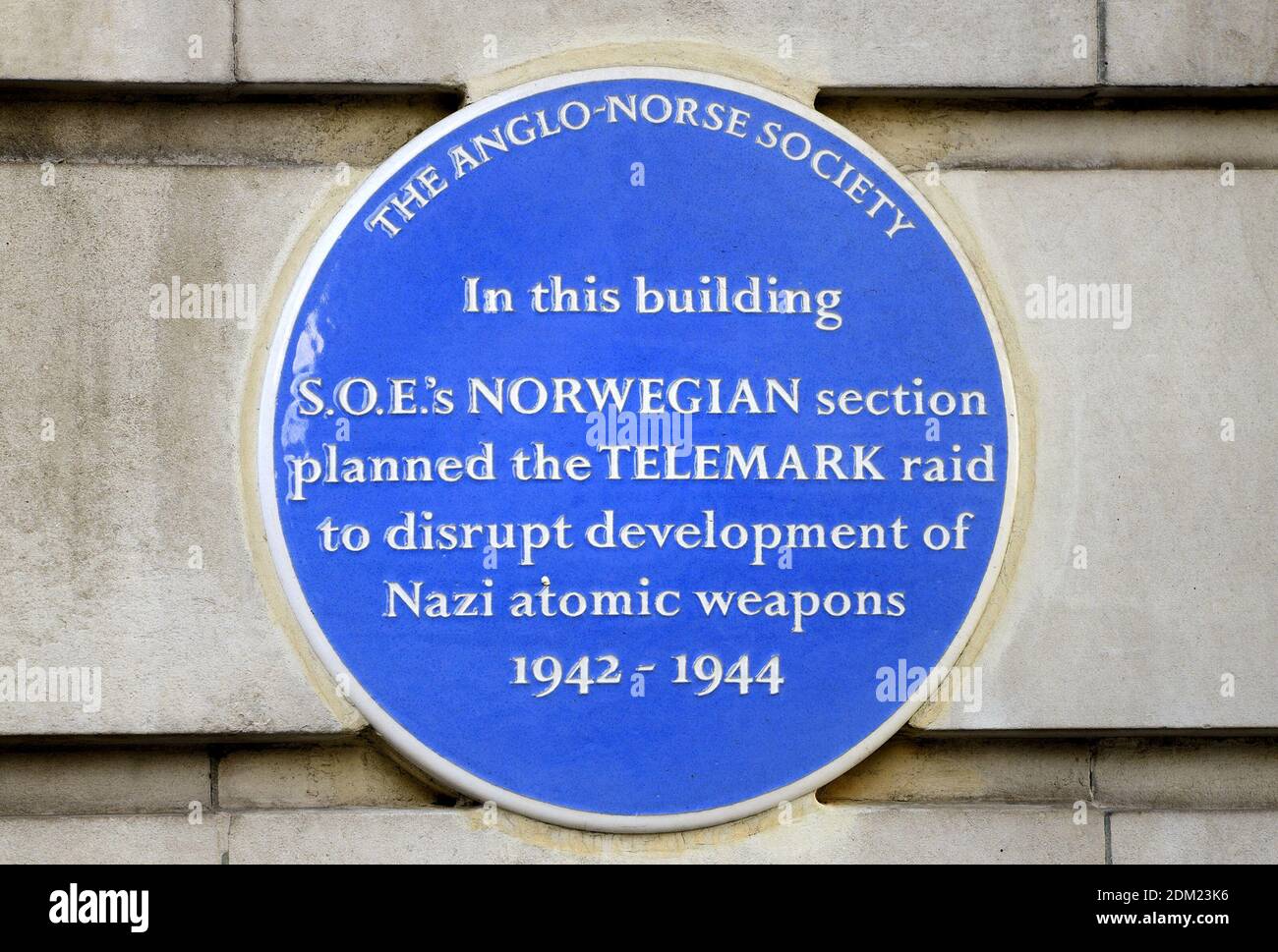 London, UK. Commemorative plaque. Chiltern Court, Baker Street: 'In this building S.O.E.'s Norwegian section planned the Telemark raid to disrupt deve Stock Photo