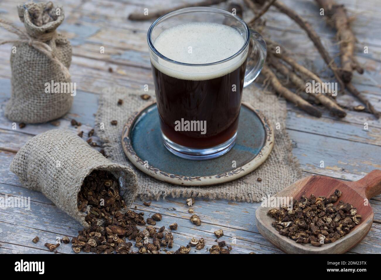 Löwenzahn-Kaffee, Löwenzahn-Tee, Heiltee, Kräutertee, Wurzelkaffee, Wurzel-Kaffee, Kaffee, Kaffeeersatz, Kaffee-Ersatz, Tee, Wurzeltee aus gerösteten Stock Photo