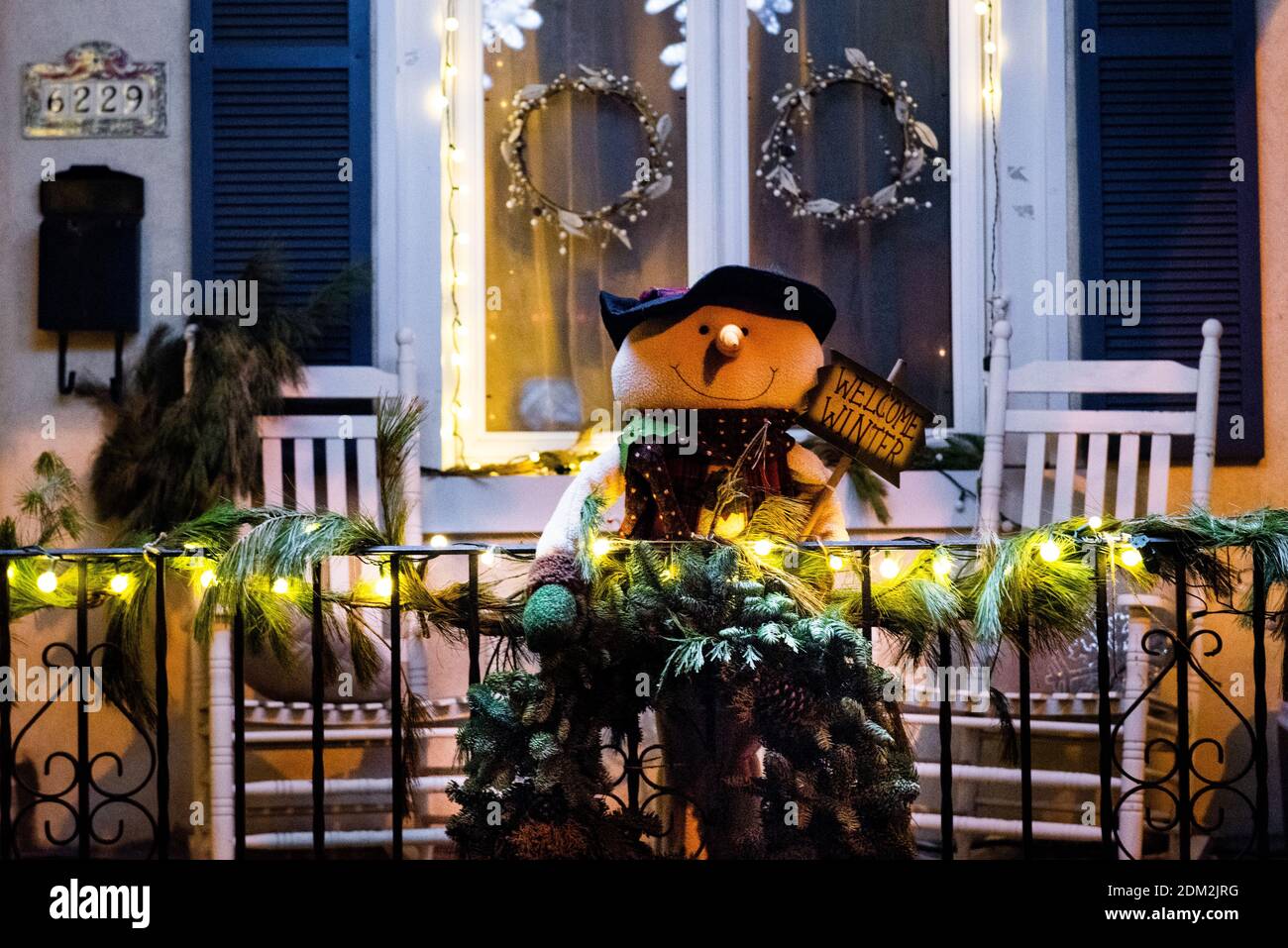 Philadelphia, PA. Roxborough residents decorate their homes with brightly colored lights, dioramas and festive decorations for the Winter holidyas. De Stock Photo