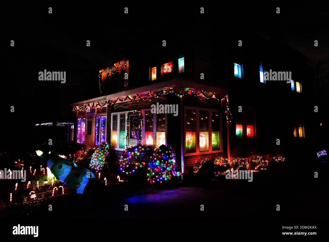Philadelphia, PA. Roxborough residents decorate their homes with brightly colored lights, dioramas and festive decorations for the Winter holidyas. De Stock Photo