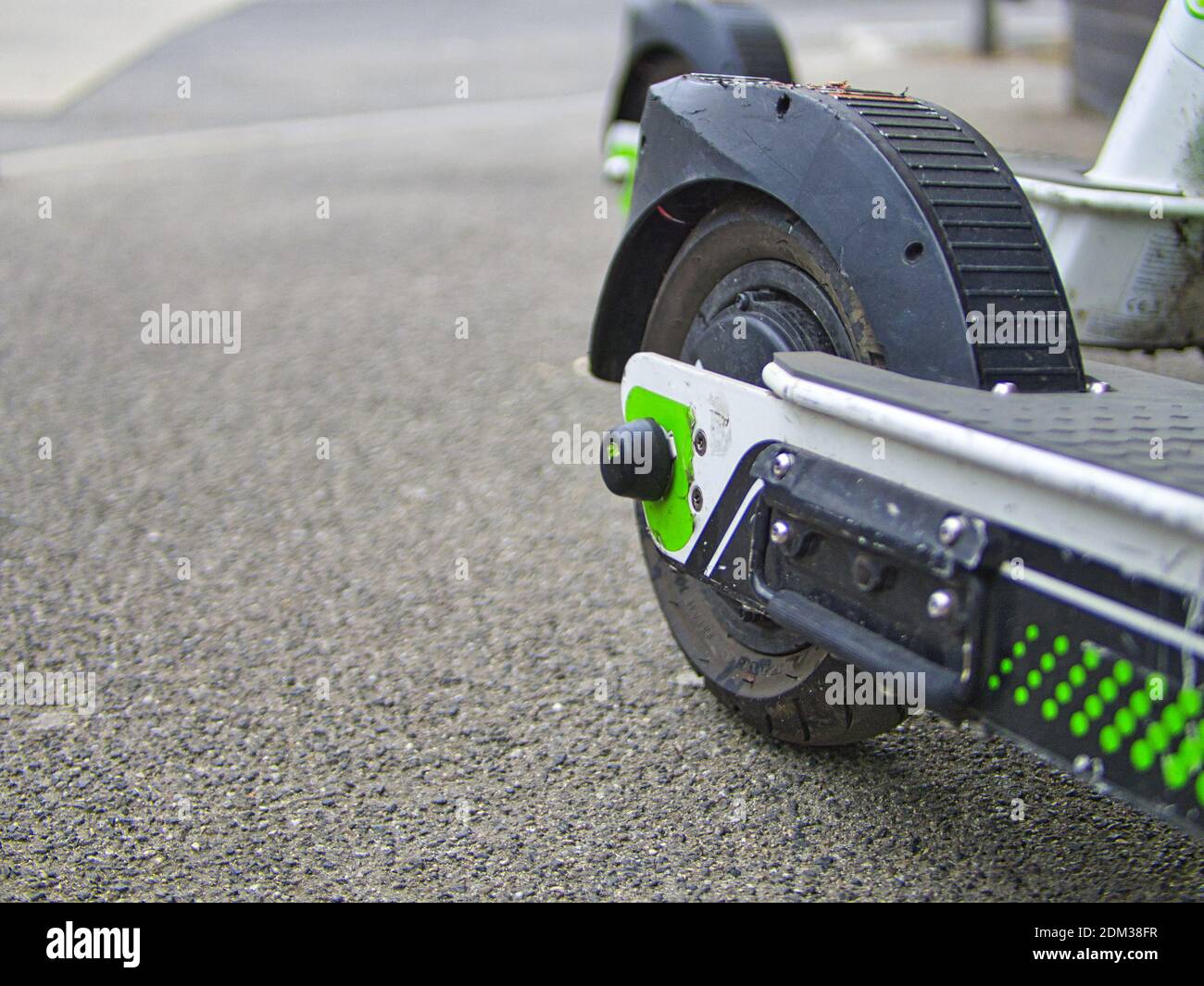 Scooter auf der Strasse, hinter Reifen in einem Urbanem Style fotografiert Stock Photo