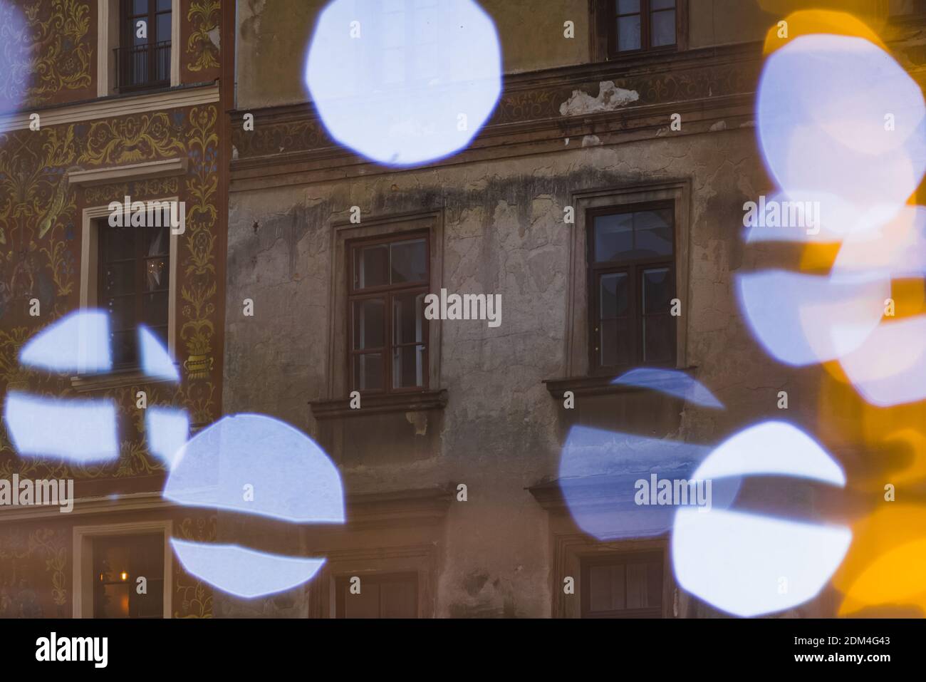 Light gold bokeh foreground hi-res stock photography and images - Alamy