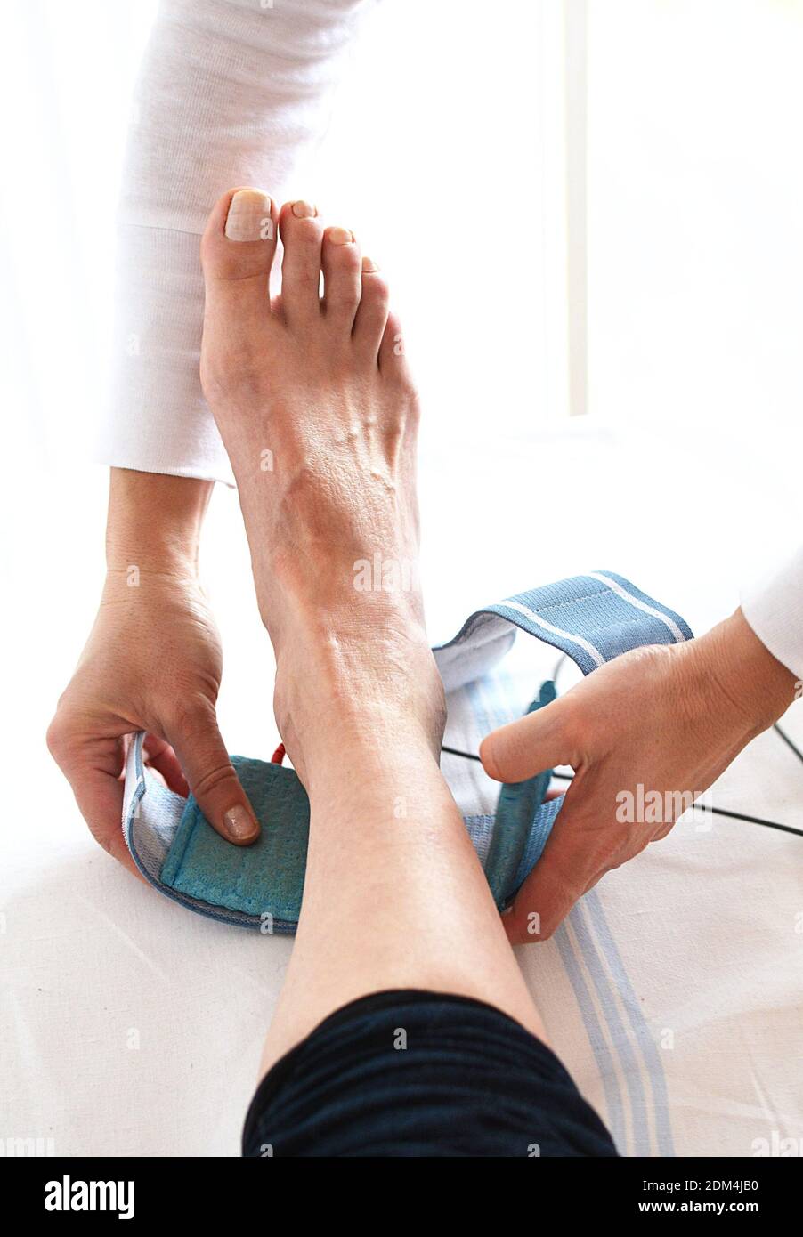 увч на голеностопный сустав. физиотерапия голеностопа. физиотерапия голеностопа. деформирующий остеоартроз физиотерапия. реабилитация после перелома.