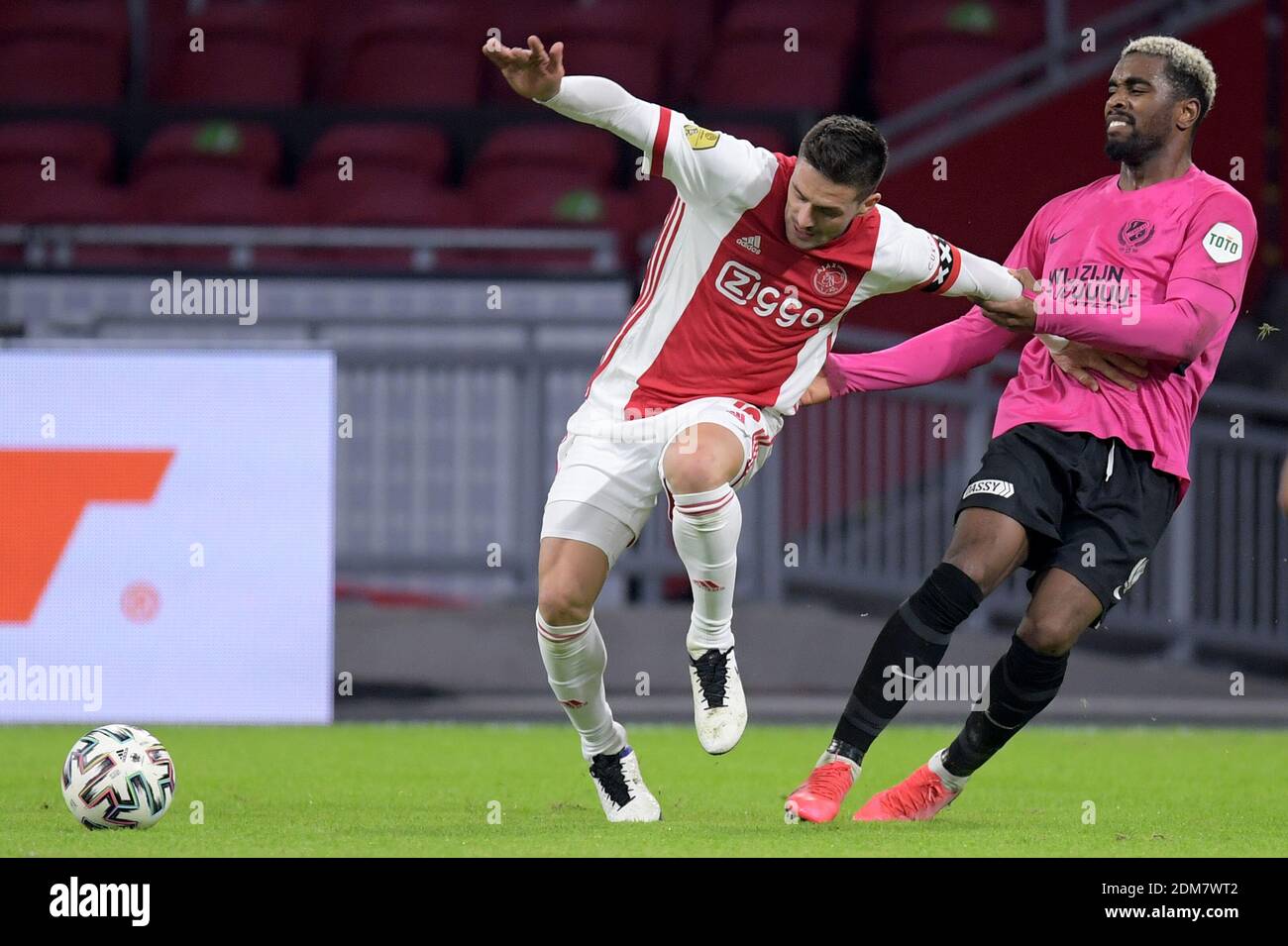 vervoer Uiterlijk betalen AMSTERDAM, NETHERLANDS - DECEMBER 16: Dusan Tadic of Ajax, Gyrano Kerk of FC  Utrecht during the Dutch KNVB Beker match between Ajax and FC Utrecht at  Stock Photo - Alamy