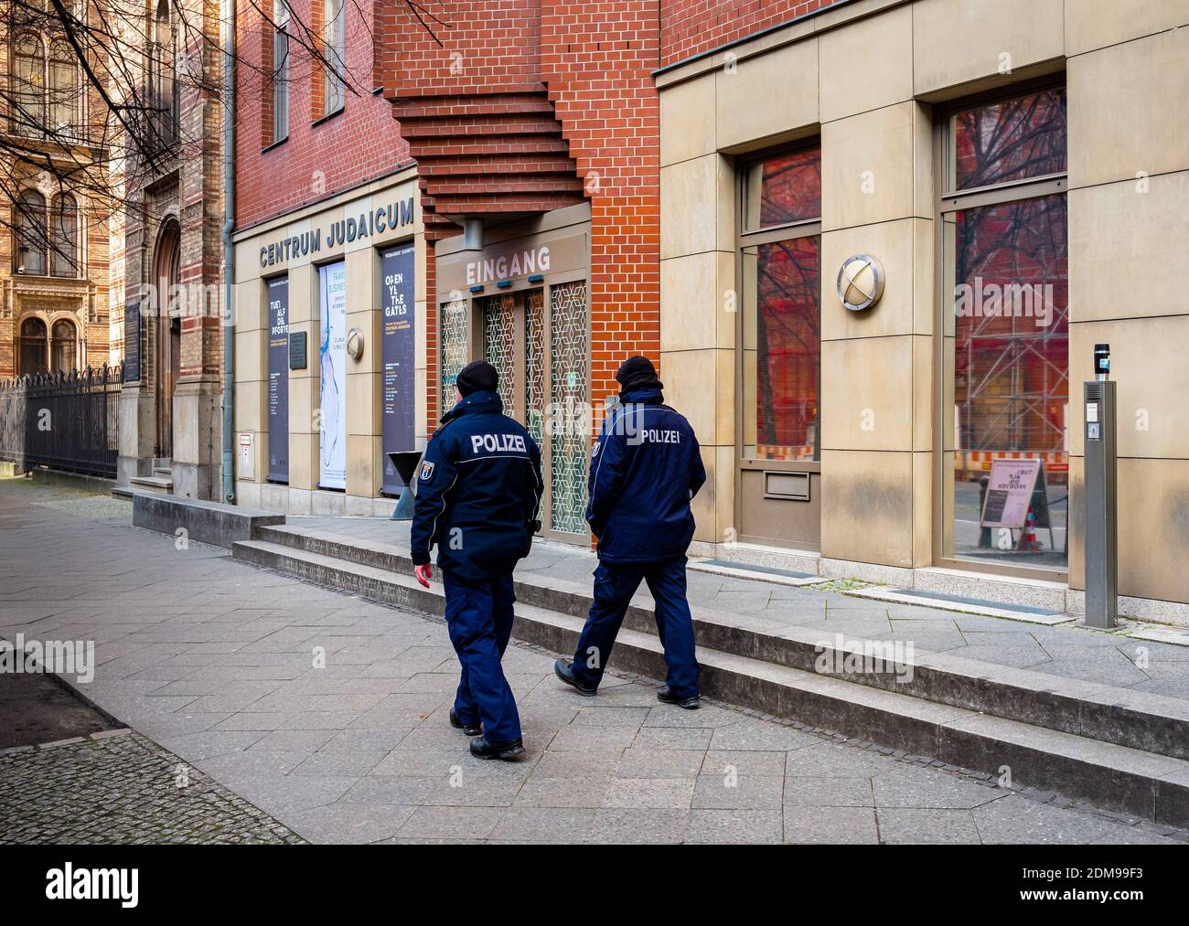 Police Patrol In Front Of The Synagogue In Berlin Stock Photo