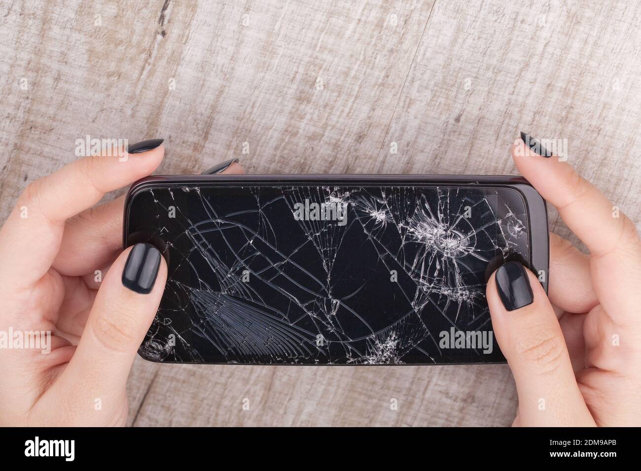 Она разбила телефон. Разбитый айфон. Разбитый айфон в руке. Разбитый смартфон в руке. Сломанный айфон в руке.
