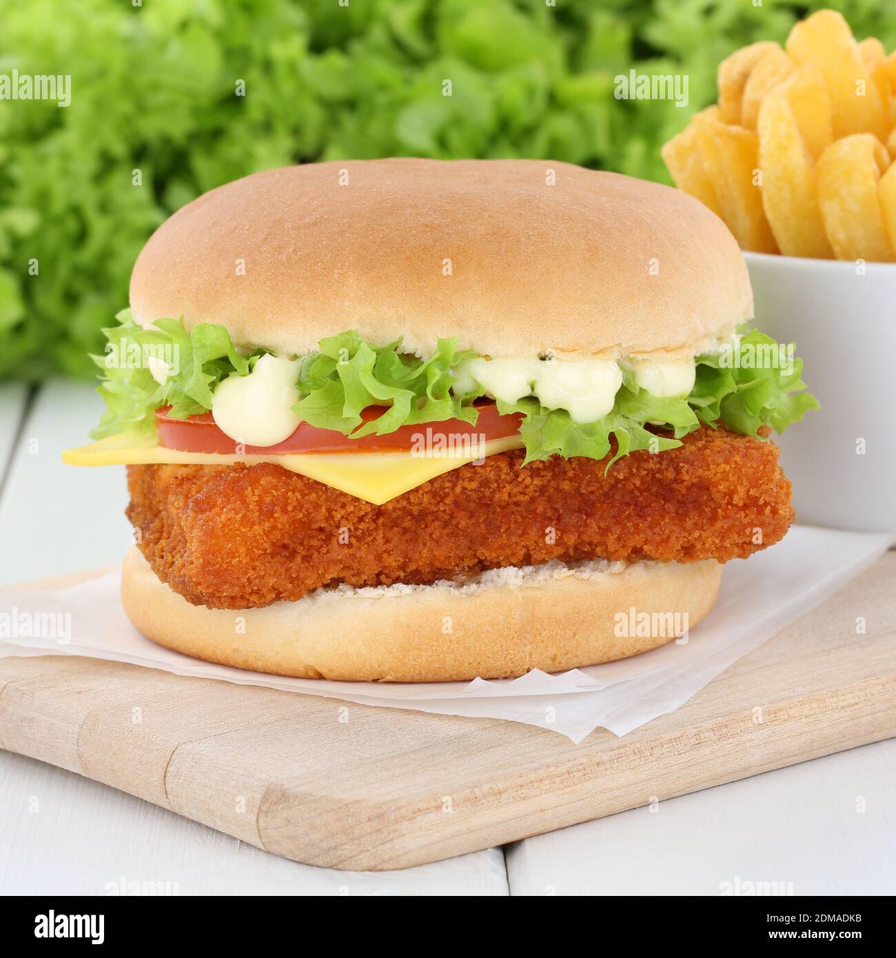Fischburger Fisch Burger Backfisch Hamburger und Pommes Frites Käse ...