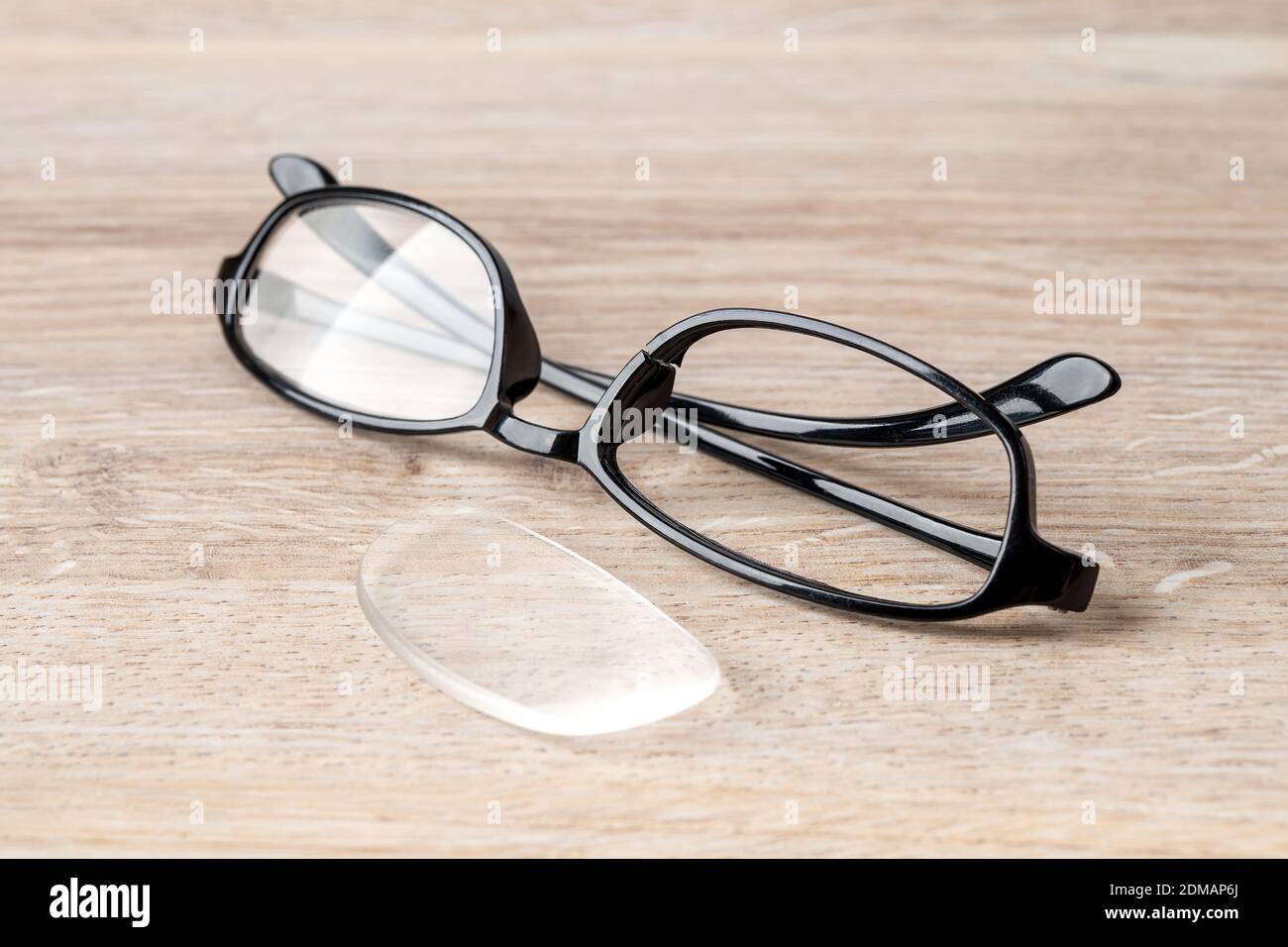 draadloos Stiptheid Gemakkelijk Lens fell down from the eyeglasses because of the broken rim. Spectacles  with cracked black eye wires. Breakage of vision correction glasses Stock  Photo - Alamy