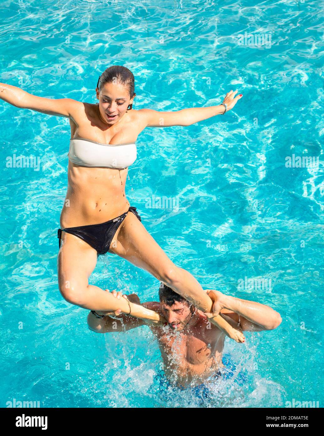 девушка ныряет в бассейн. девушка прыгнула в бассейн. девушка прыгает в бассейн. девочка прыгает в бассейн. девушка прыгнула в бассейн.